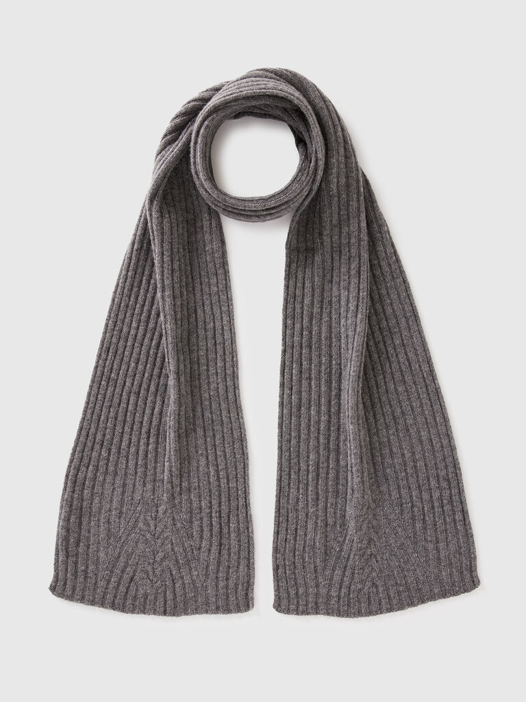 Scarf with cable knit