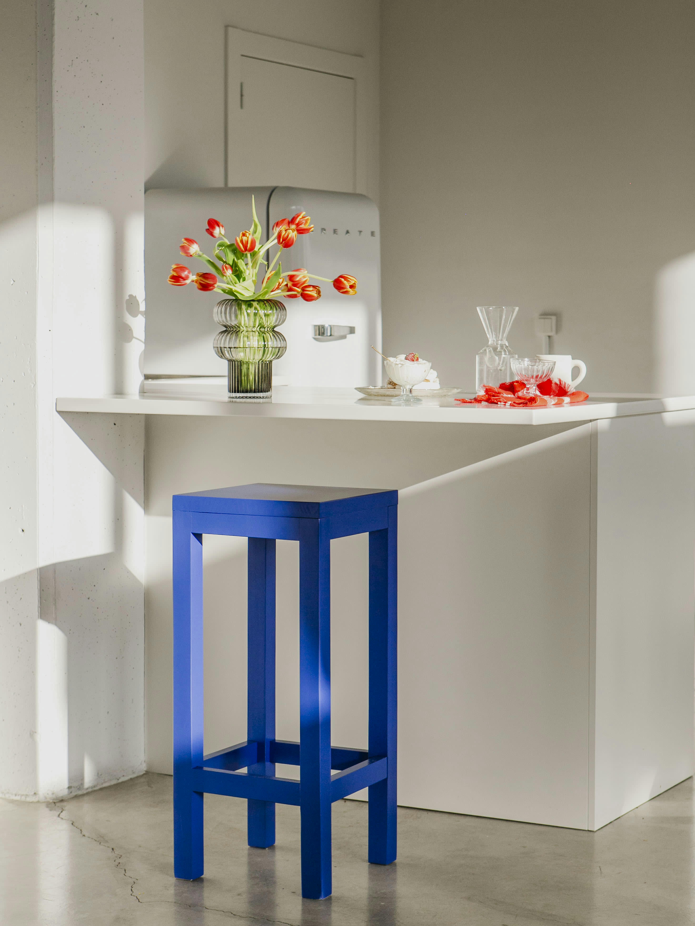 BLOCKIE-AXEL - Tabouret laqué en pin 75 cm bleu Prusse