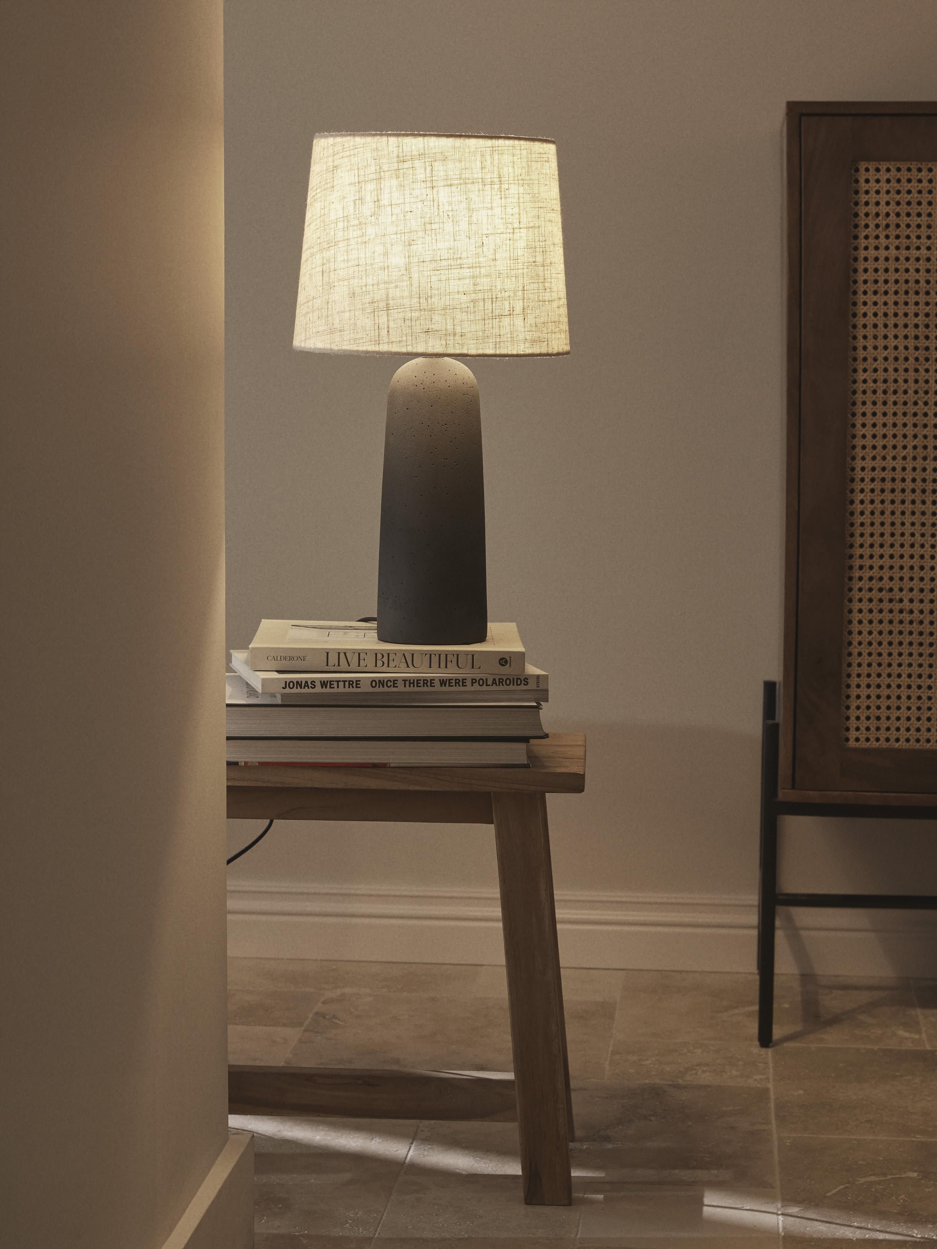 Große Tischlampe Kaya mit Betonfuß