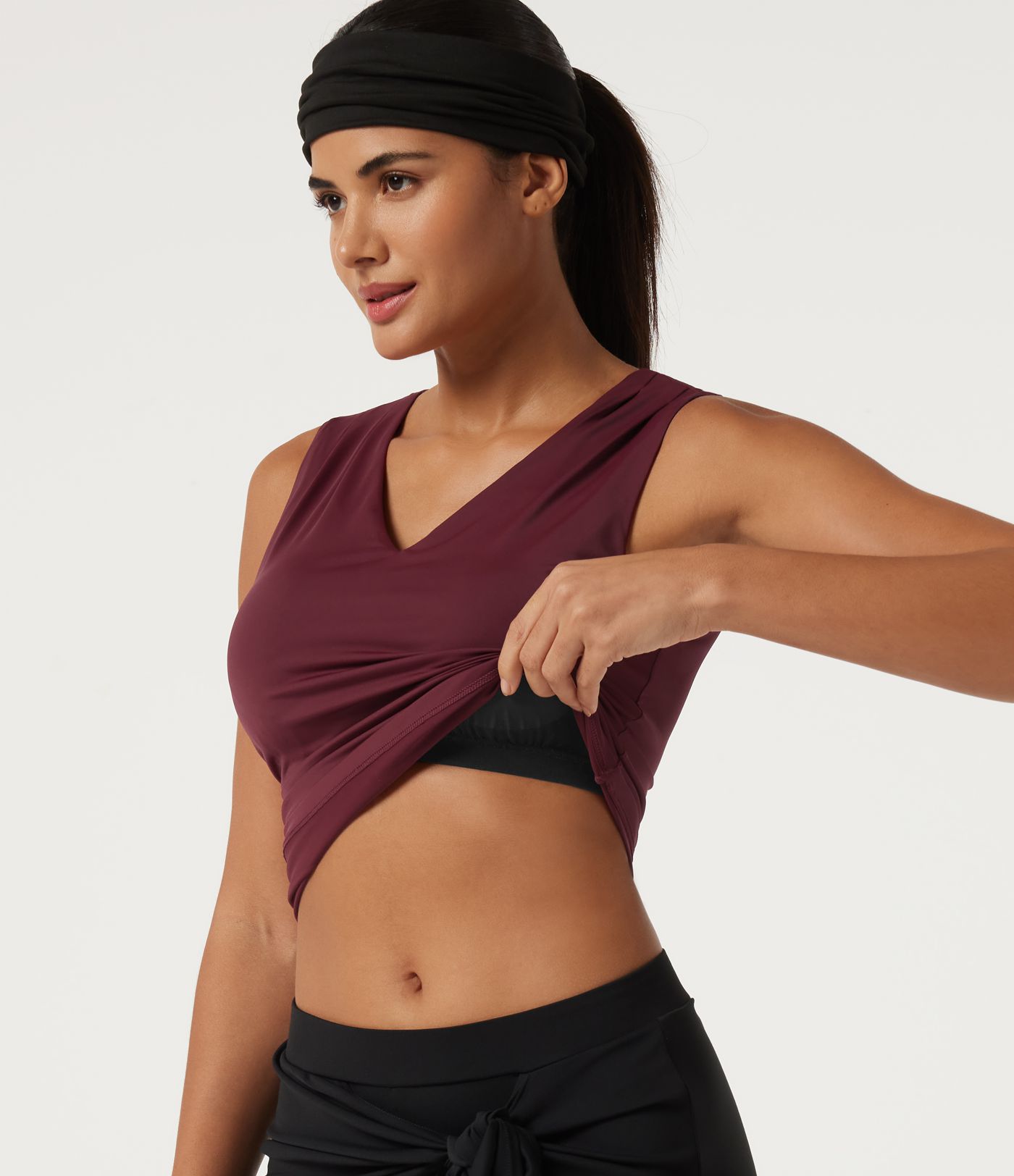 Haut de sport yoga effet frais InstantCool à col V, fronces, séchage rapide et coussinets amovibles