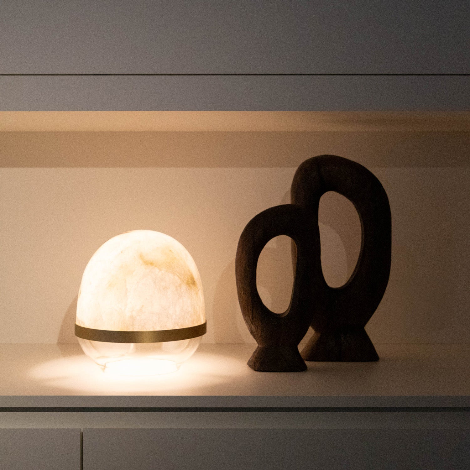 Atmooz Nice Tafellamp – Ø23cm – Alabaster – Antique Brass & Glas – E27