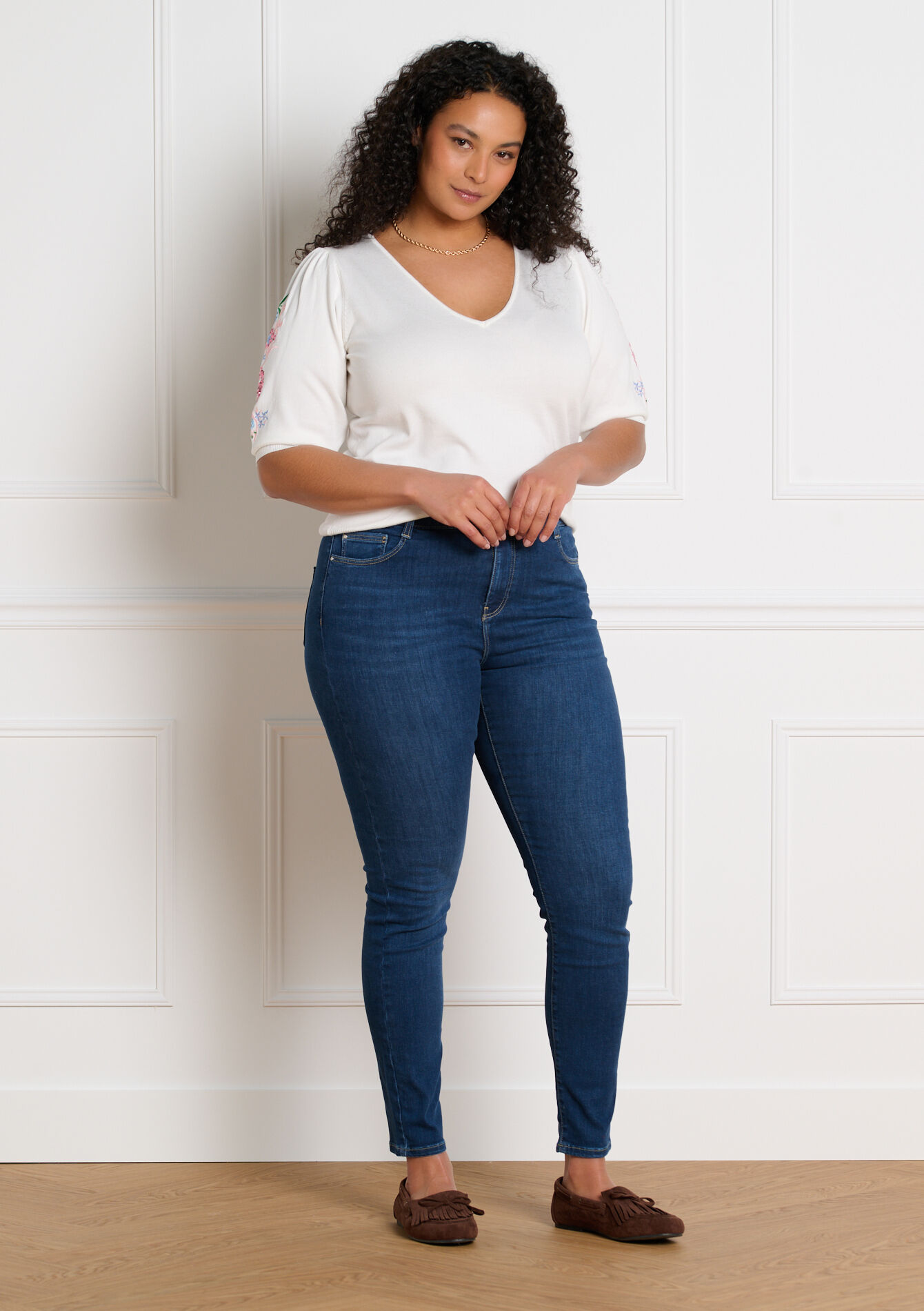 Trui met geborduurde bloemen