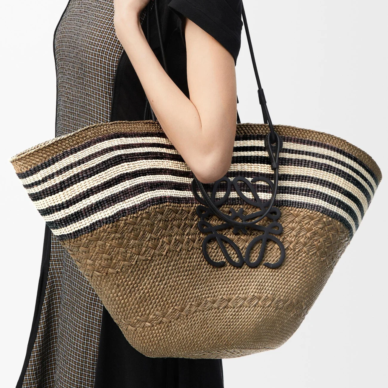 Loewe Anagram basket in iraca palm and calfskin (7A regular version)