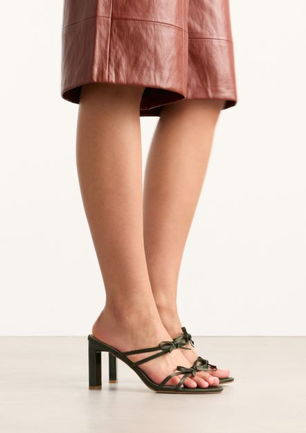 Groene sandalen met hak en strikjes