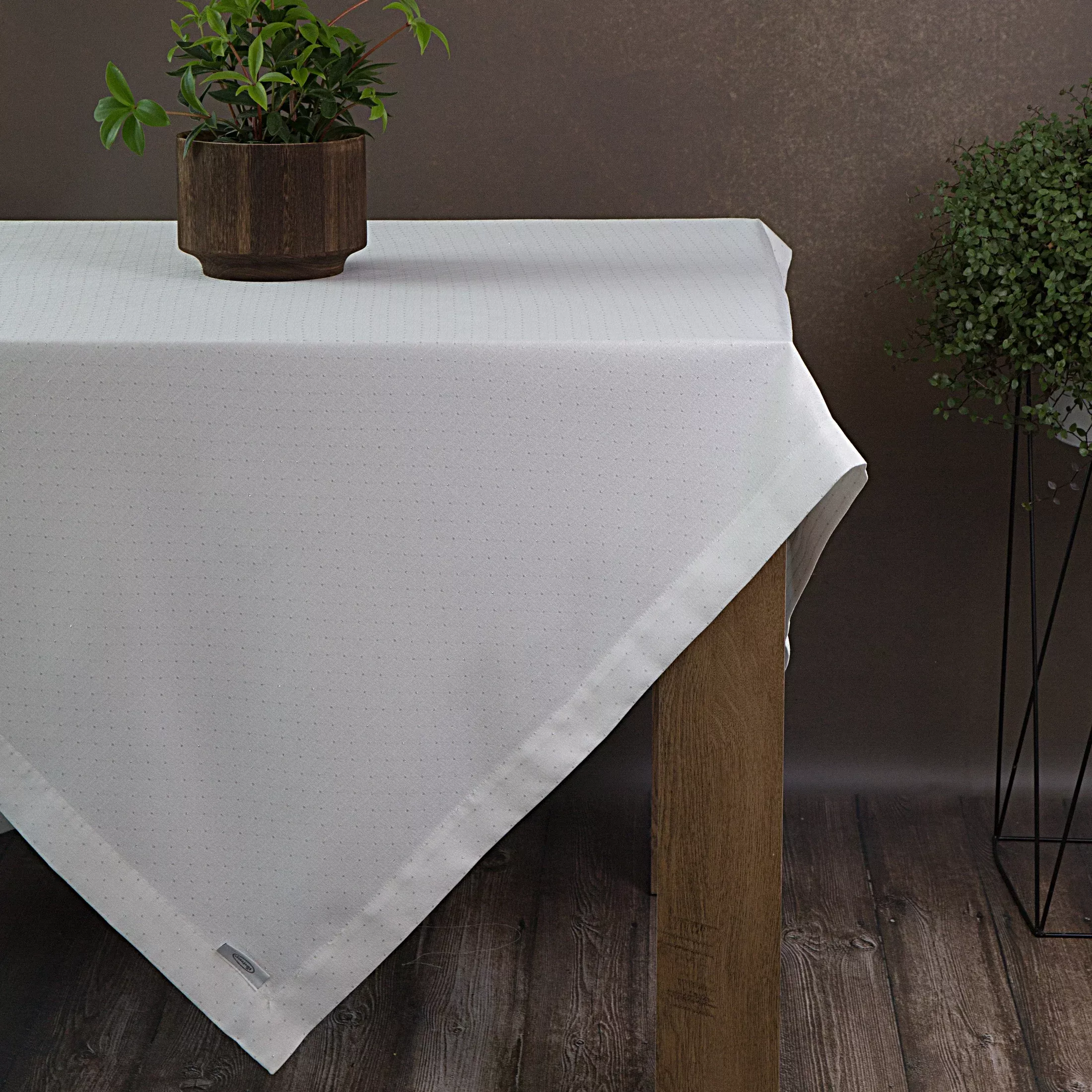 Obrus biały 140x240 cm ELLEN zdobiony drobnymi srebrnymi kropkami i elegancką listwą