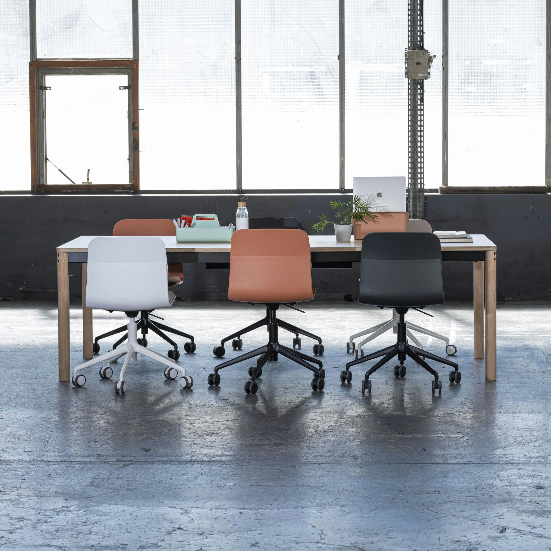 - Table de réunion 220x100 en hêtre 3 prises éléctriques