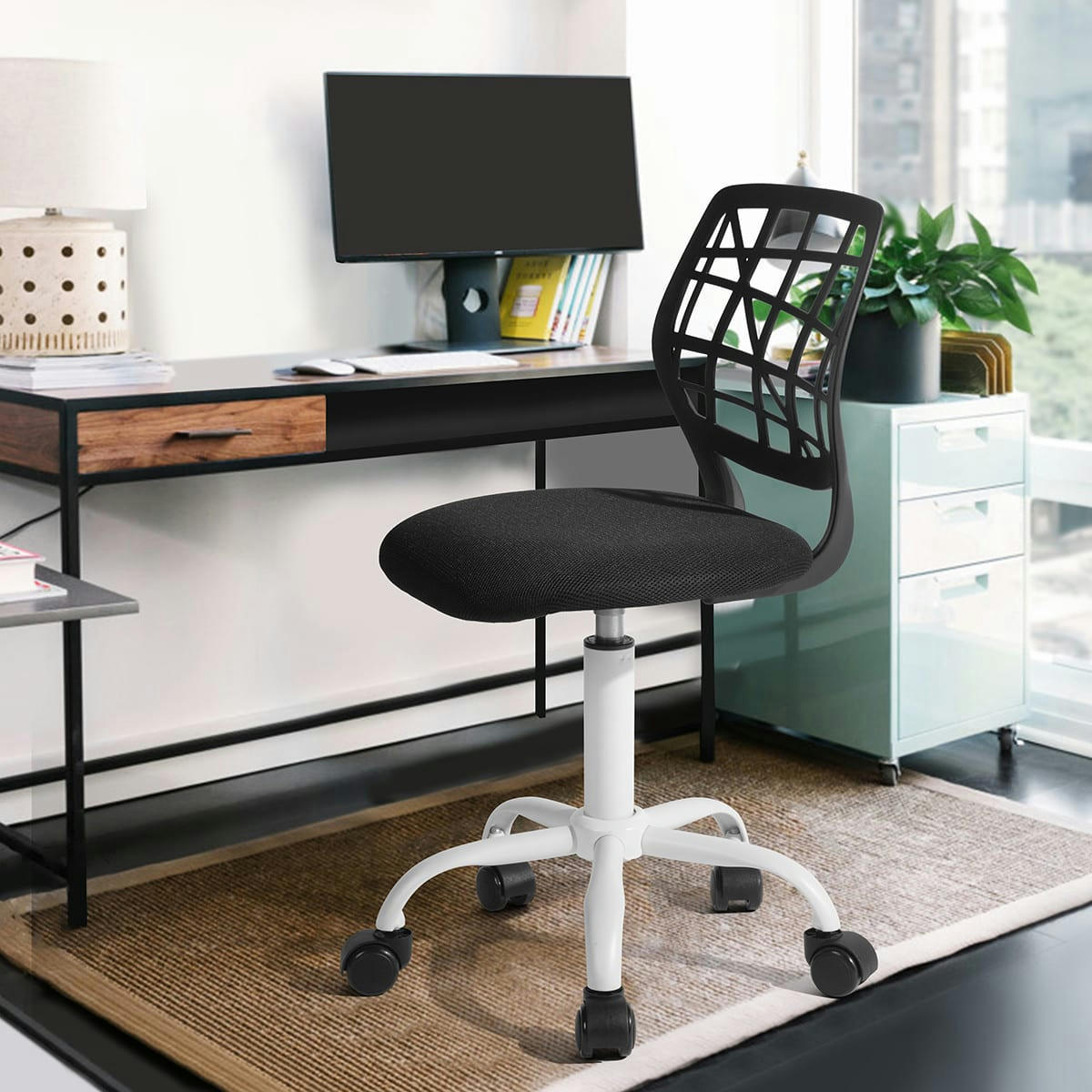 - Chaise de bureau pour enfant noir à roulettes