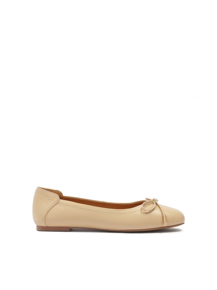 Beige ballerinas with a striking heel