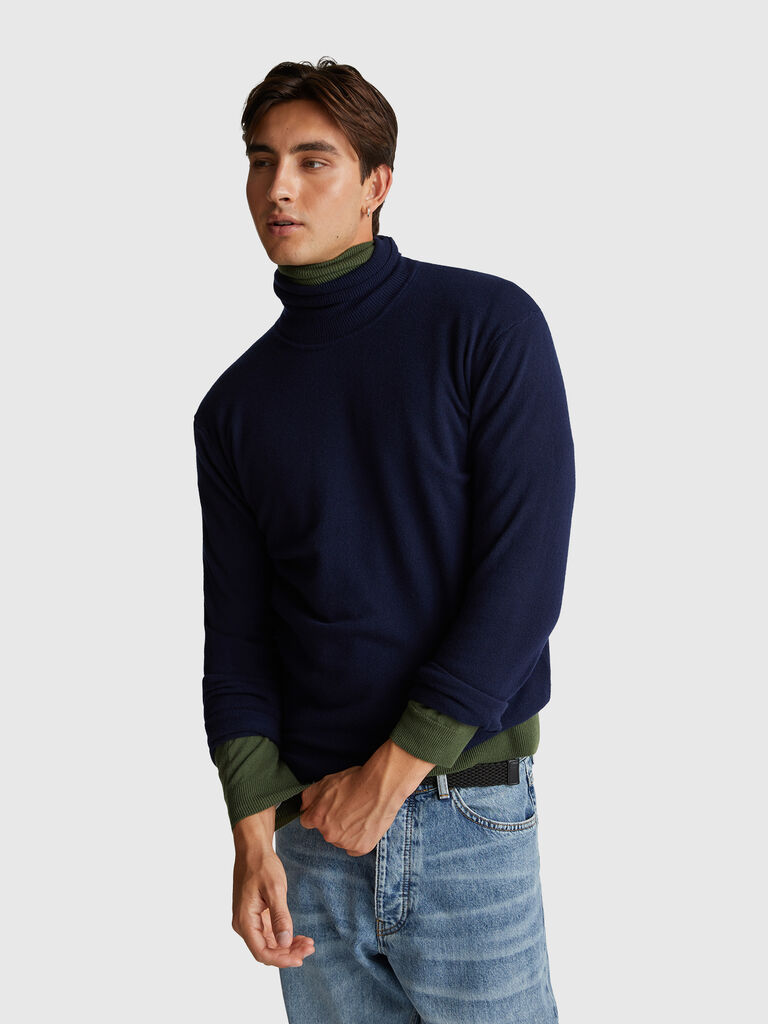 Dark blue turtleneck in pure Merino wool