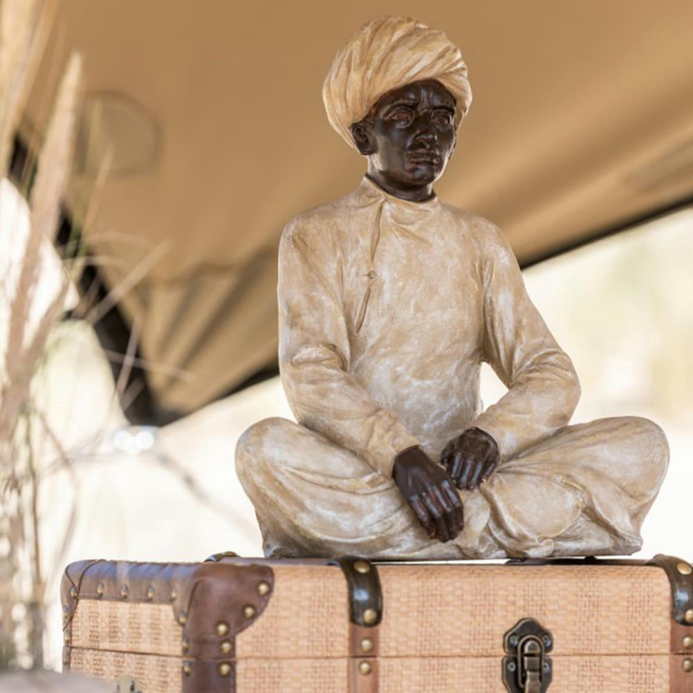 - Statuette Homme Indien Assis