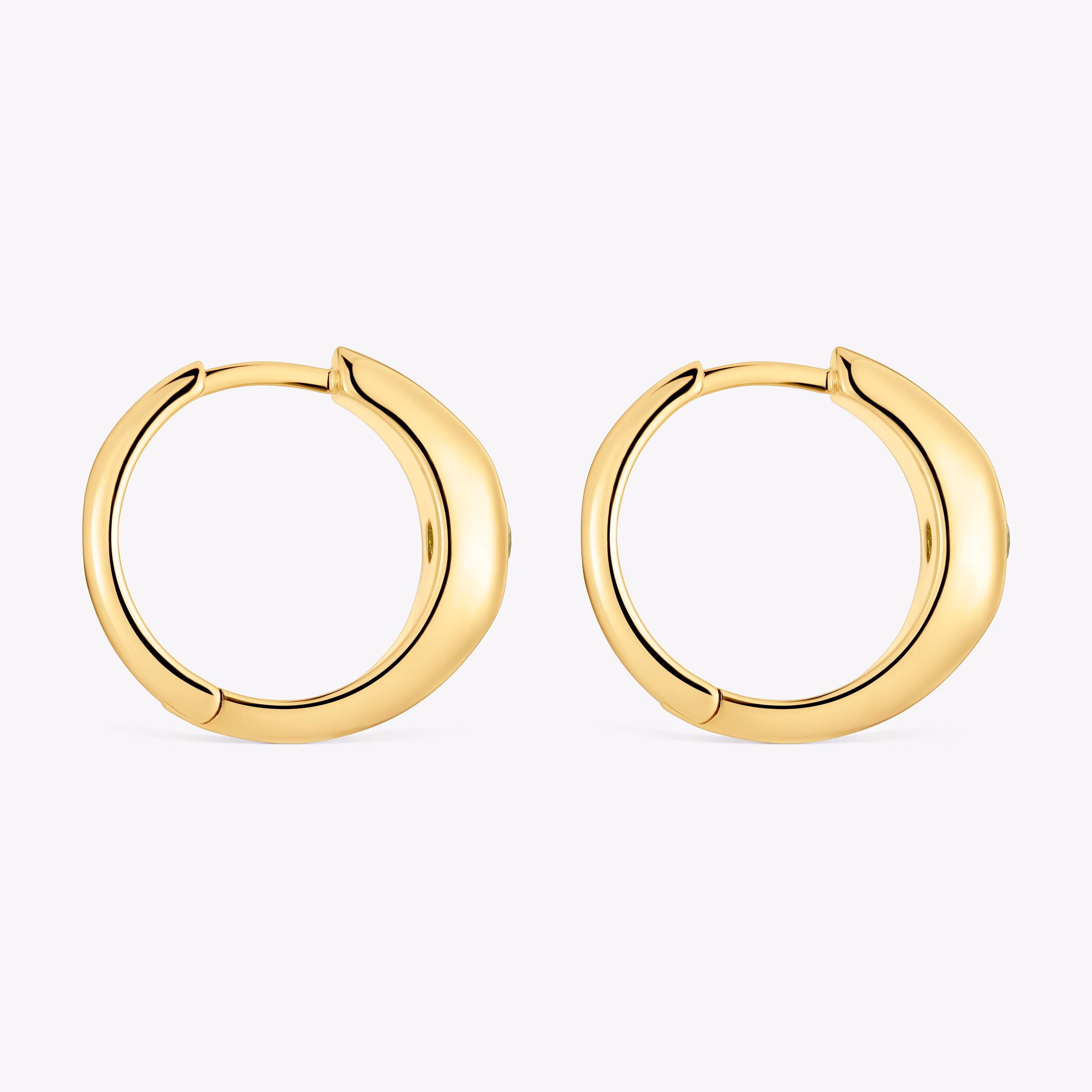Pendientes aro cortos con baño de oro 18 kt sobre plata y cromo diópsido Basic Colors