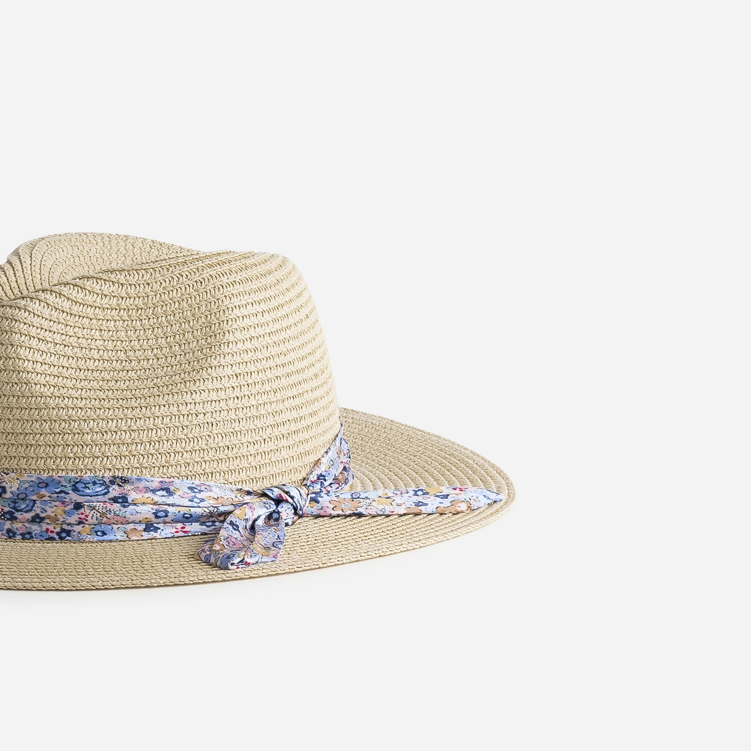 Chapeau beige effet paille foulard imprimé bleu