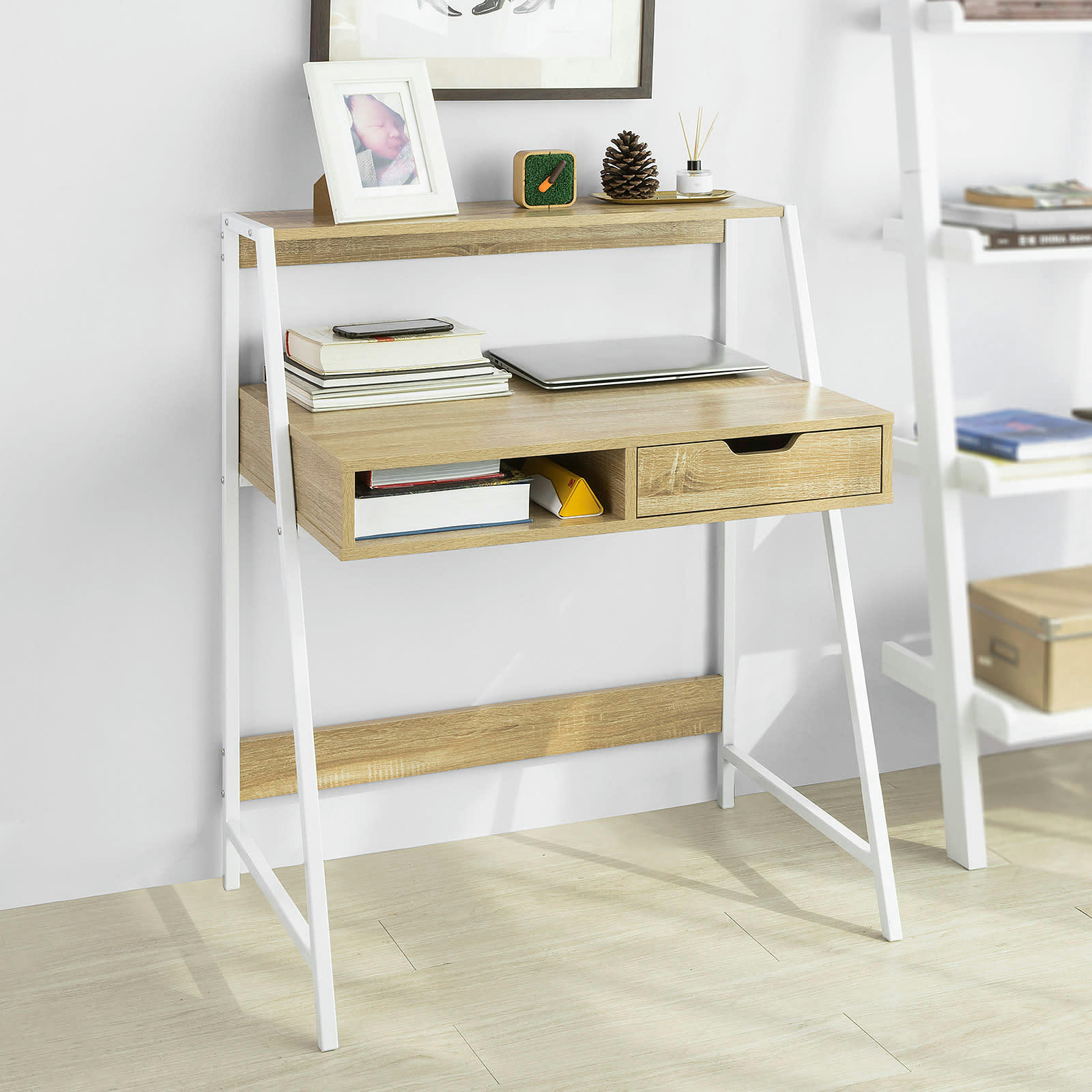 - Bureau informatique en métal blanc et en panneau de particule