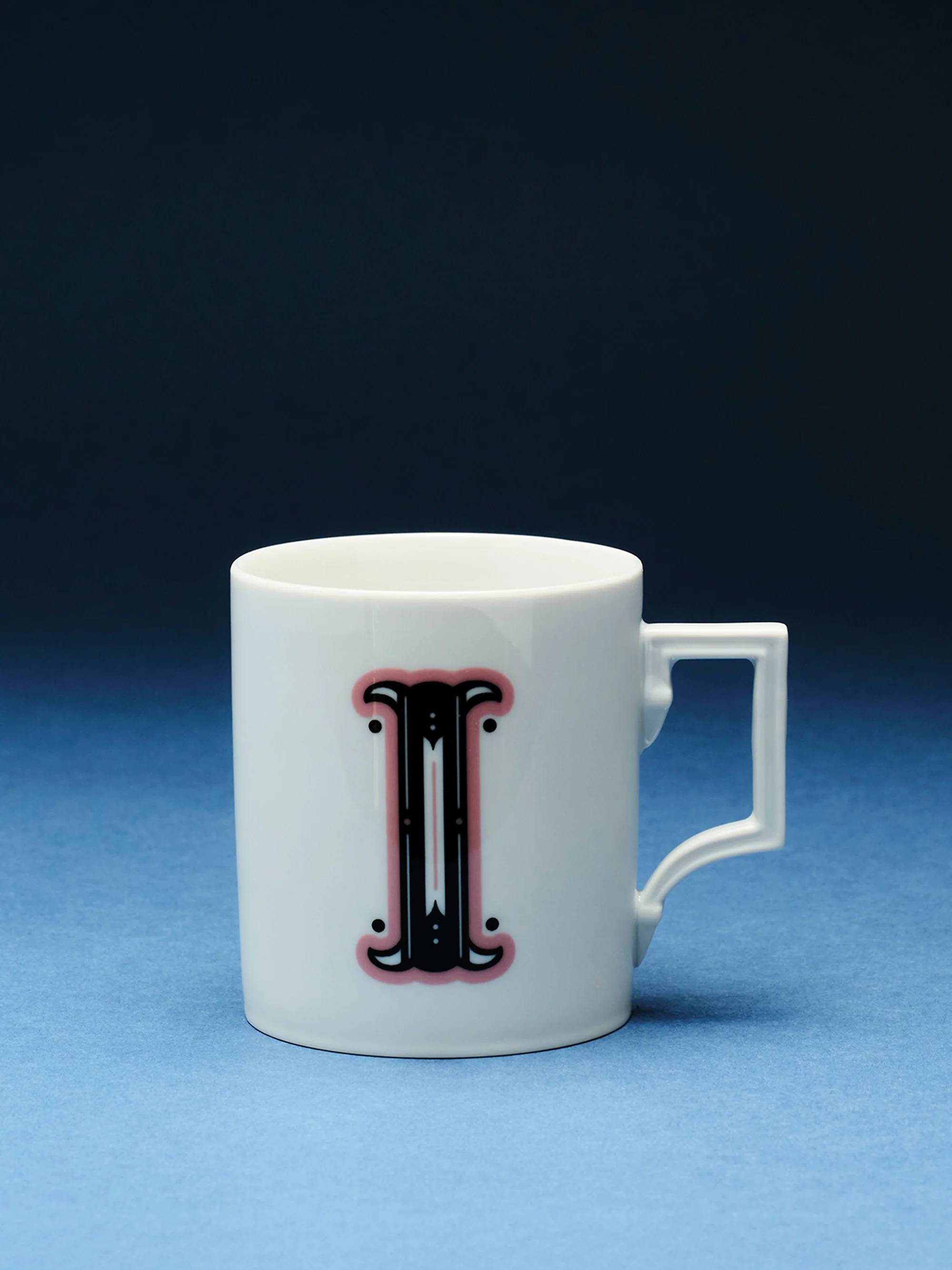Westwing x MEISSEN, Handgefertigte Tasse Initials mit Dekor-Motiv