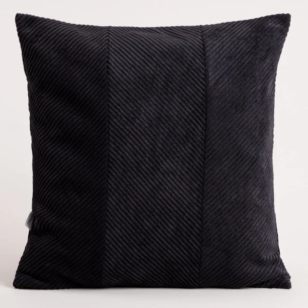 Poszewka FALLERE ze sztruksowym wzorem czarna 45x45 cm HOMLA