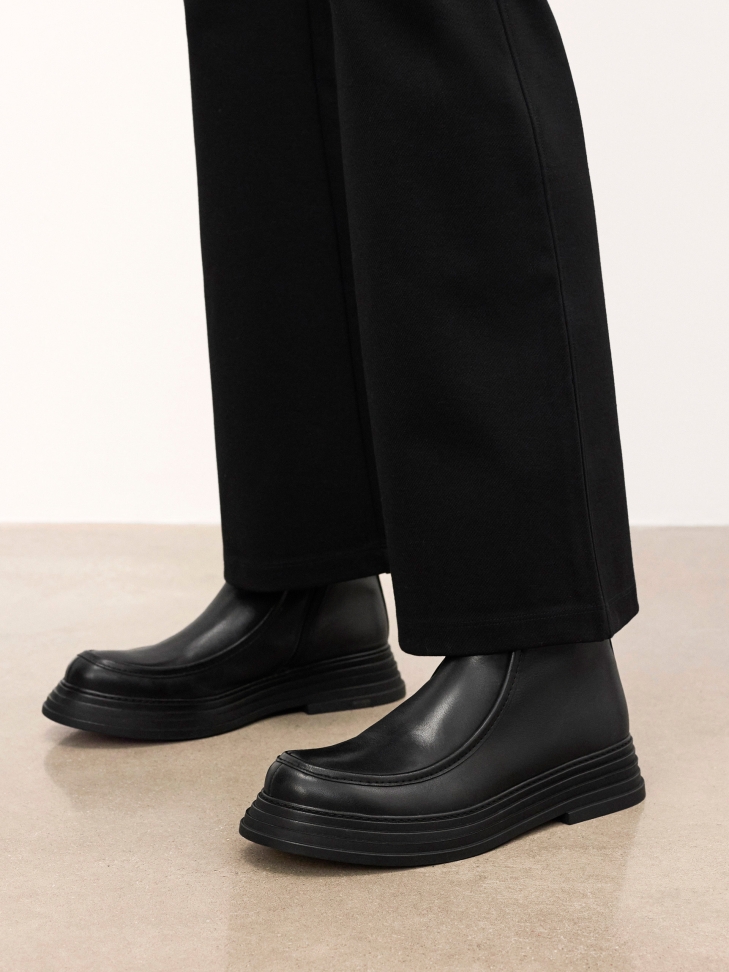 Flat leather boots with zipper