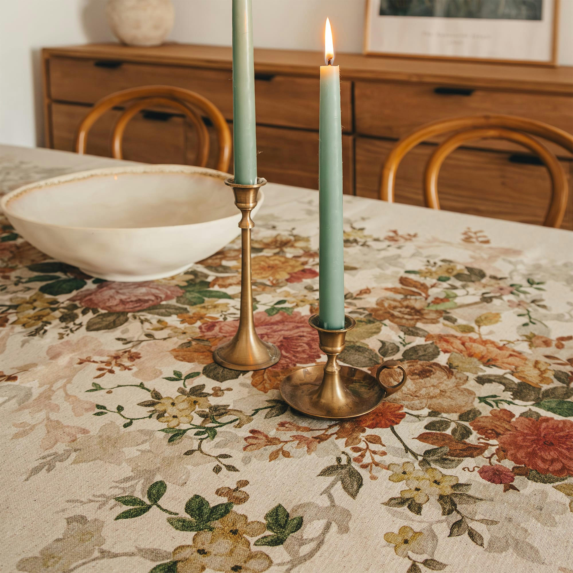 WENDY LINO - Nappe en lin imprimée taupe avec traitement anti-taches 140x140 cm