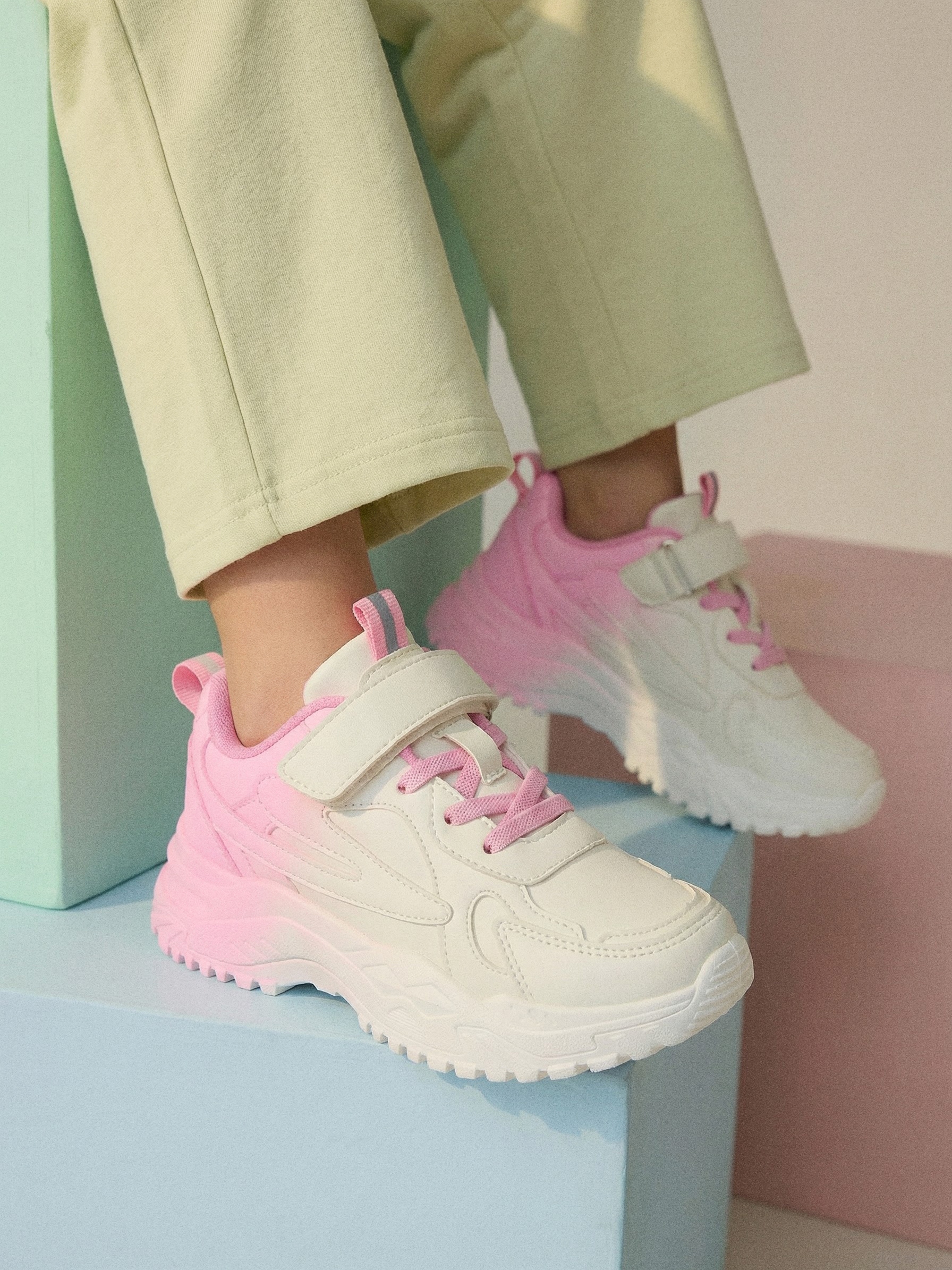 Sneakersy z gradientowym efektem i odblaskami