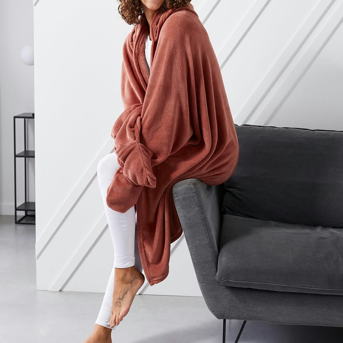 ESSENTIAL - Plaid à capuche uni en polyester rouge 165x115