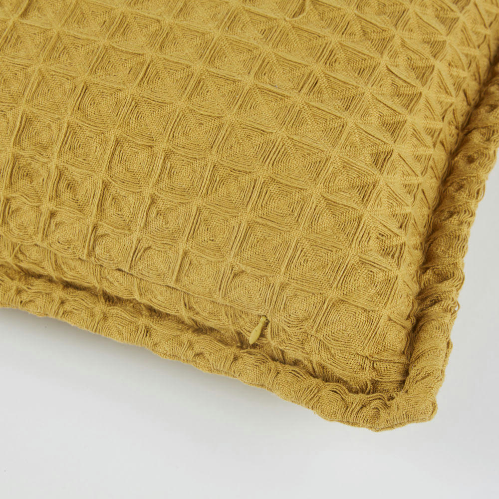 BORDEN - Coussin en coton nid d'abeille ocre 50x50