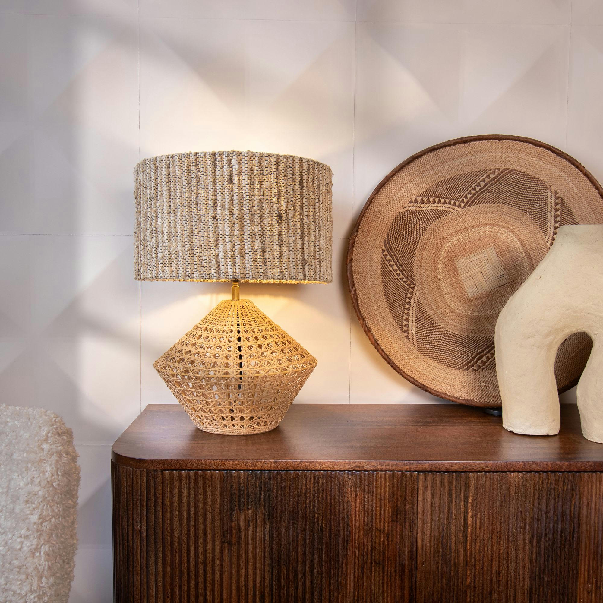 LINA - Lampe à poser en rotin et abat jour en tissu h32cm