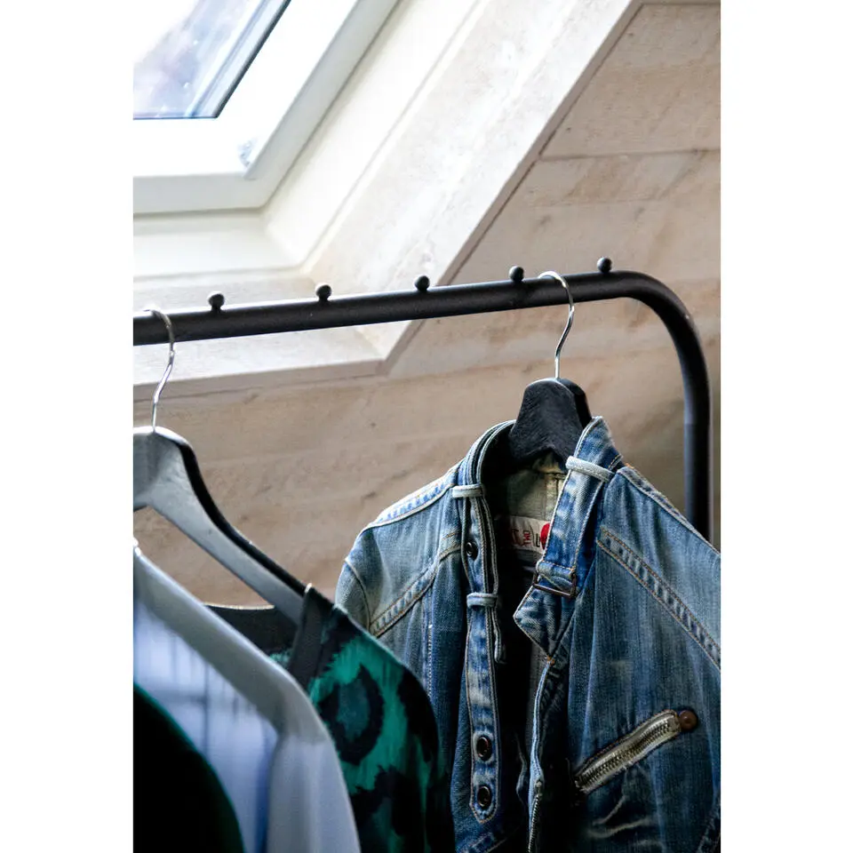 QUVIO Kledingrek met schoenen opbergruimte zwart