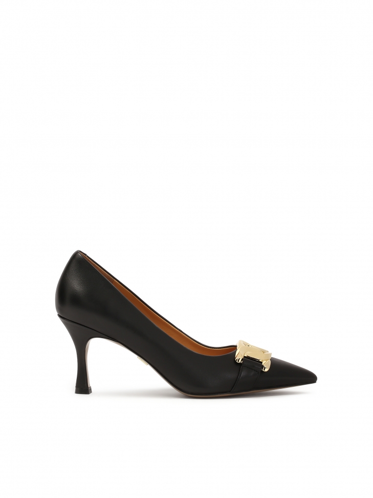 Timeless pumps with gold decoration on the nose