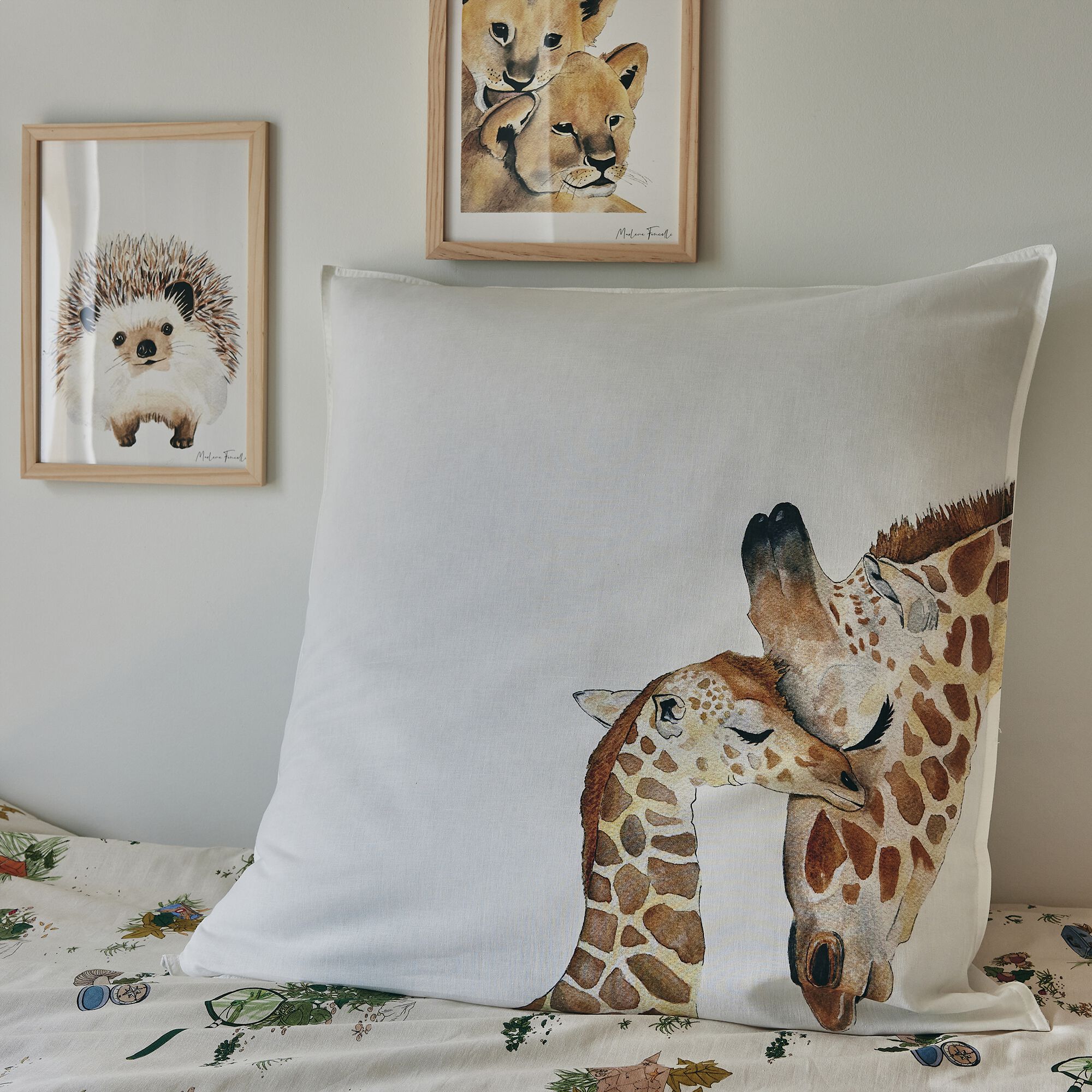 FAMILLE GIRAFE - Taie d'oreiller enfant imprimé girafe en coton 63x63cm - marron