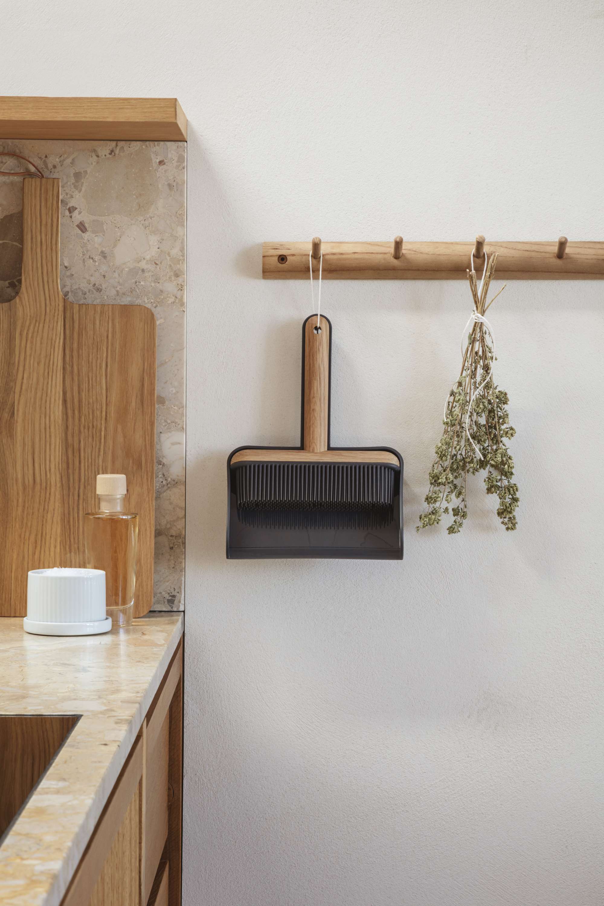 Dustpan and brush set