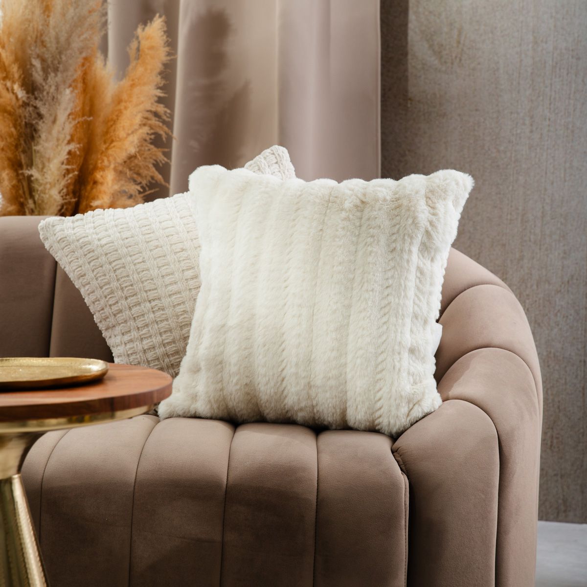 Poszewka MARIL ze sztucznym futerkiem ecru 45x45 cm