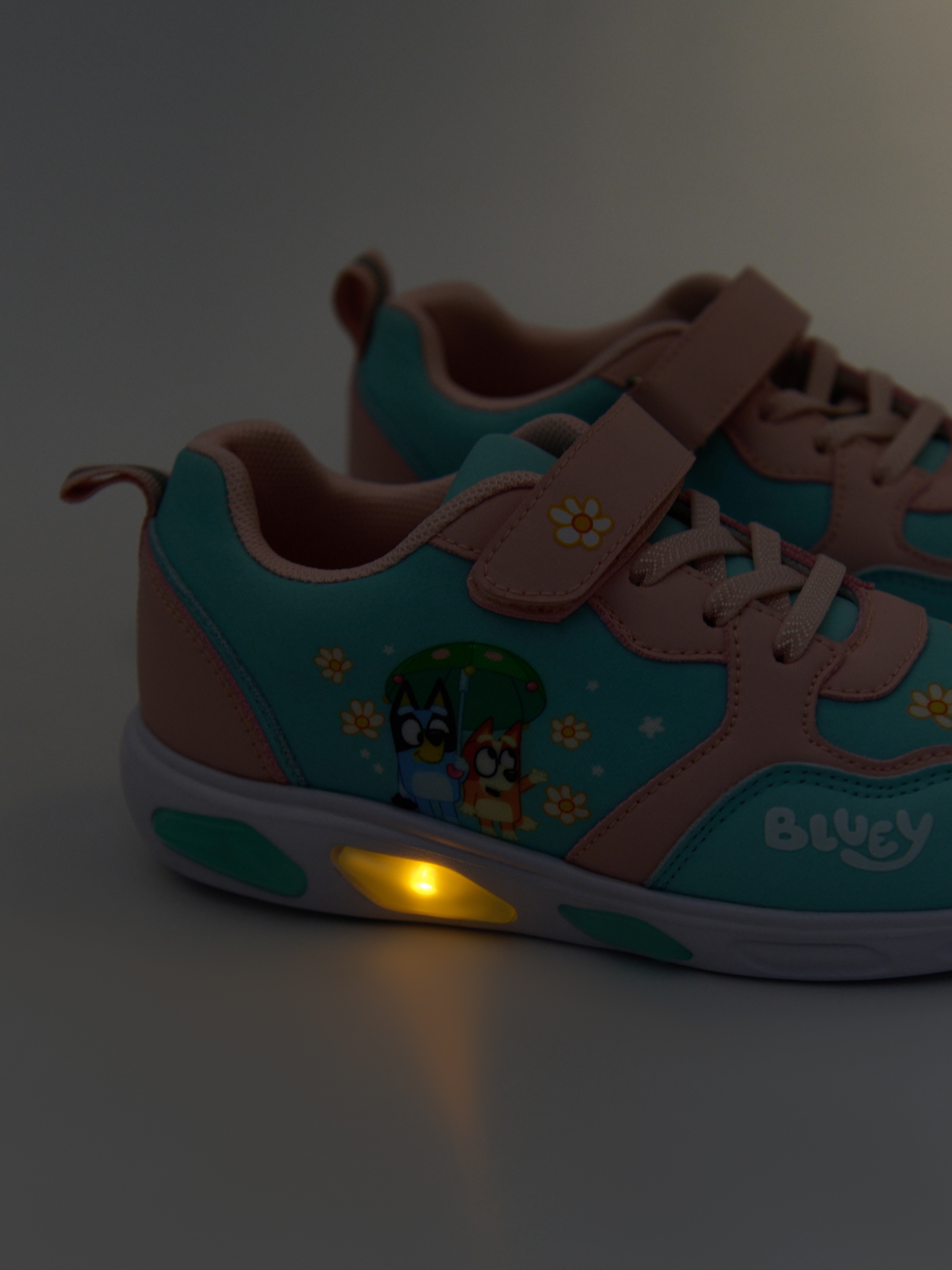 Lekkie sneakersy ze świecącą podeszwą LED Bluey