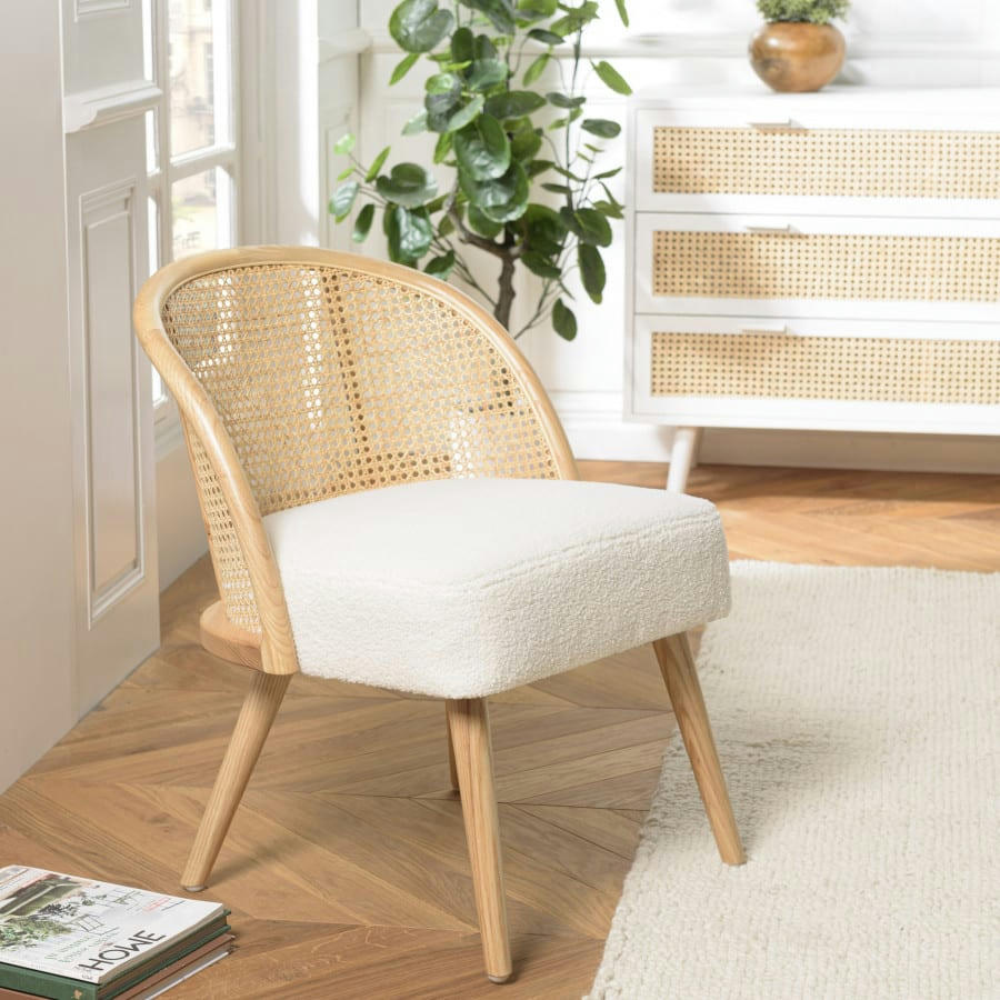 ALBANE - Chaise basse Hévéa assise tissu bouclette blanc dossier rotin