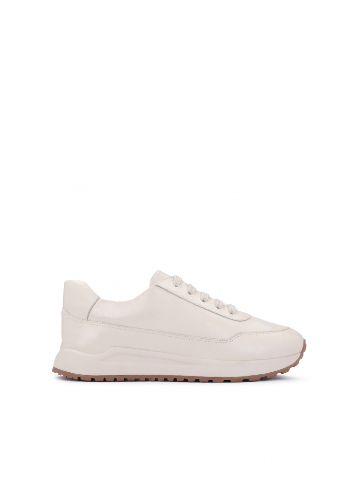Ladies’ off-white leather sneakers with a comfortable construction