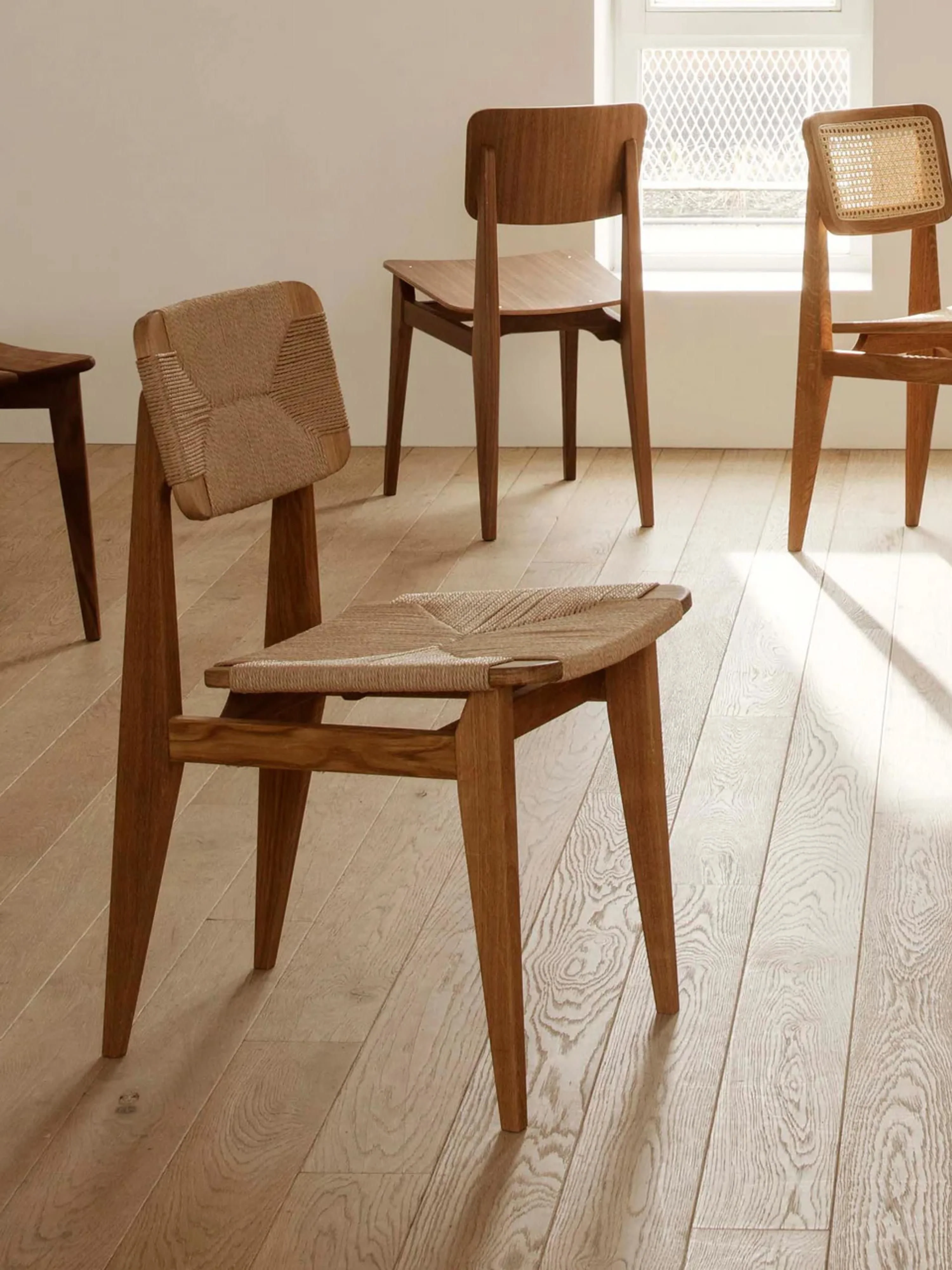 Holzstuhl C-Chair aus Walnussholz mit geflochtener Sitzfläche