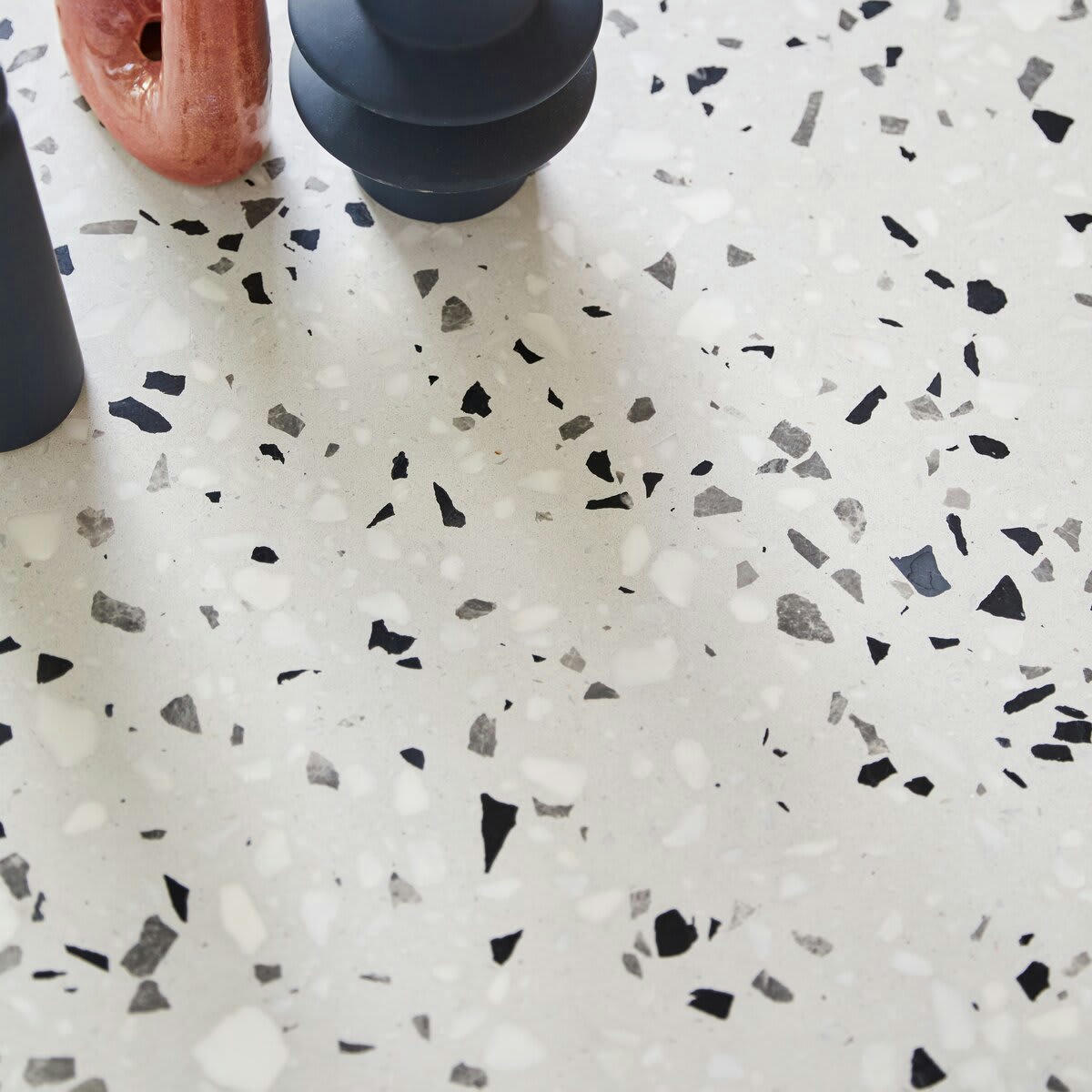 ELIO - Table rectangulaire en terrazzo premium et métal blanc 4/6 pers.