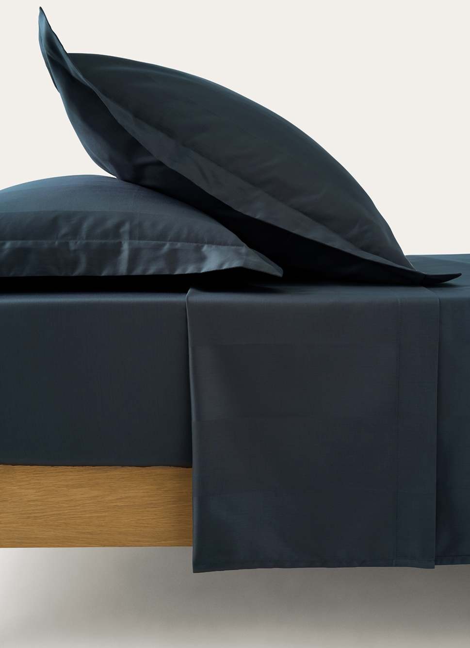 DRAP PLAT UNI SATIN DE COTON RAYURES JACQUARD MARINE