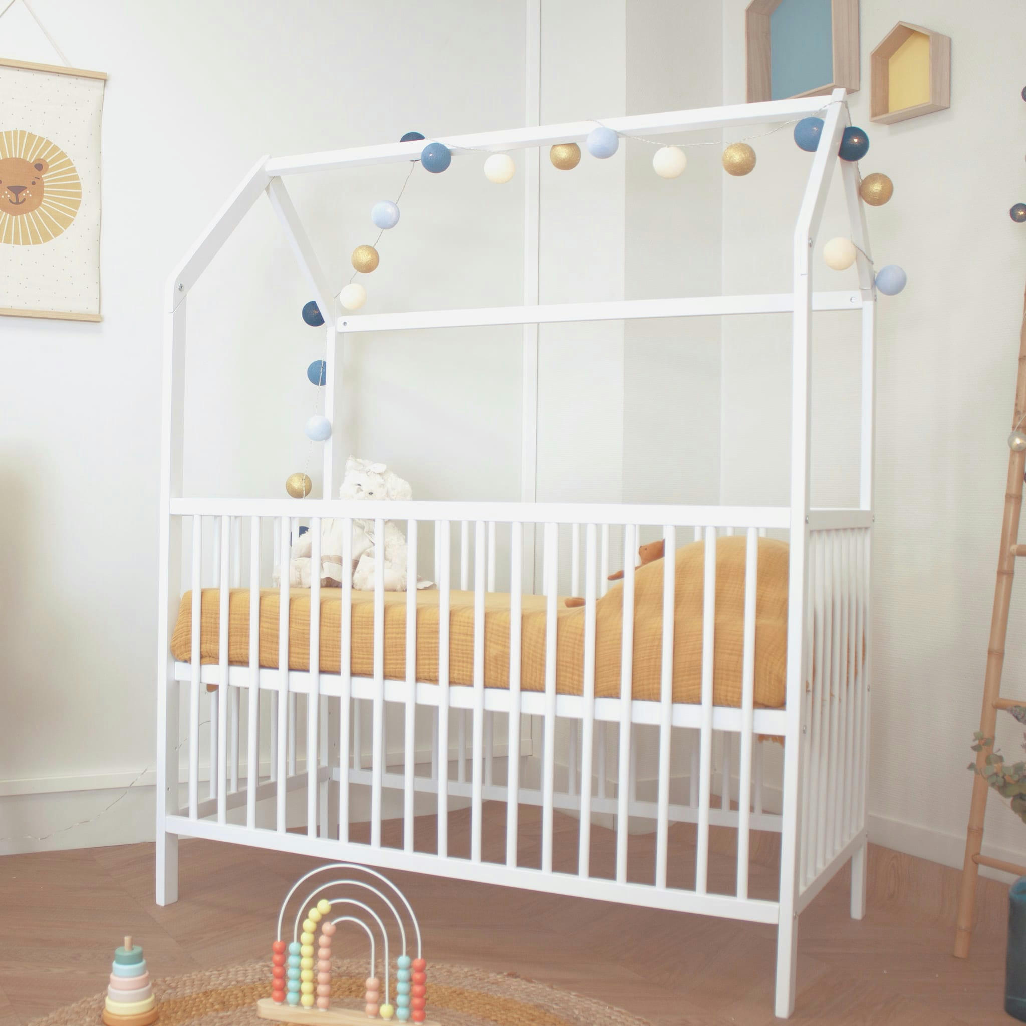 - Lit cabane évolutif en bois massif 60x120 cm