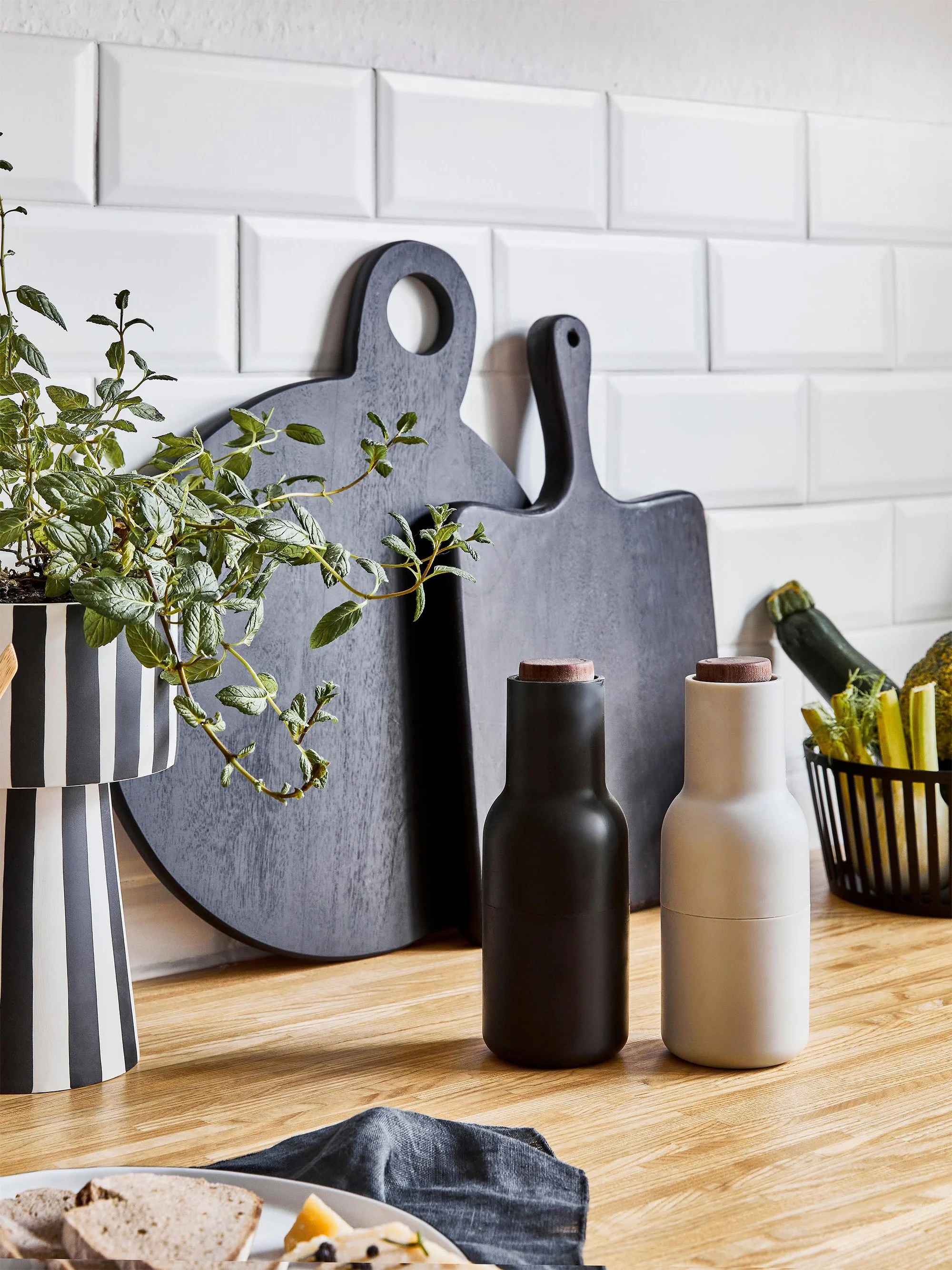Salz- und Pfeffermühlen Bottle Grinders mit Walnussholz-Deckeln, 2er-Set