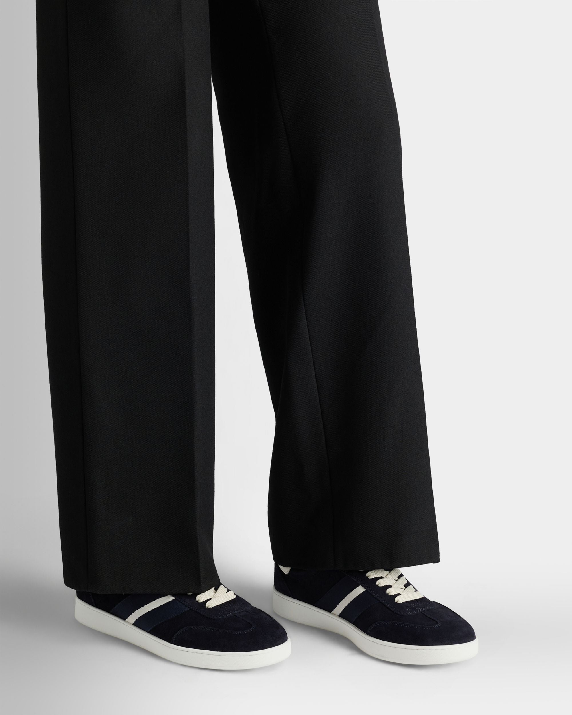 Retro Crest Sneaker Aus Veloursleder In Navy Blue