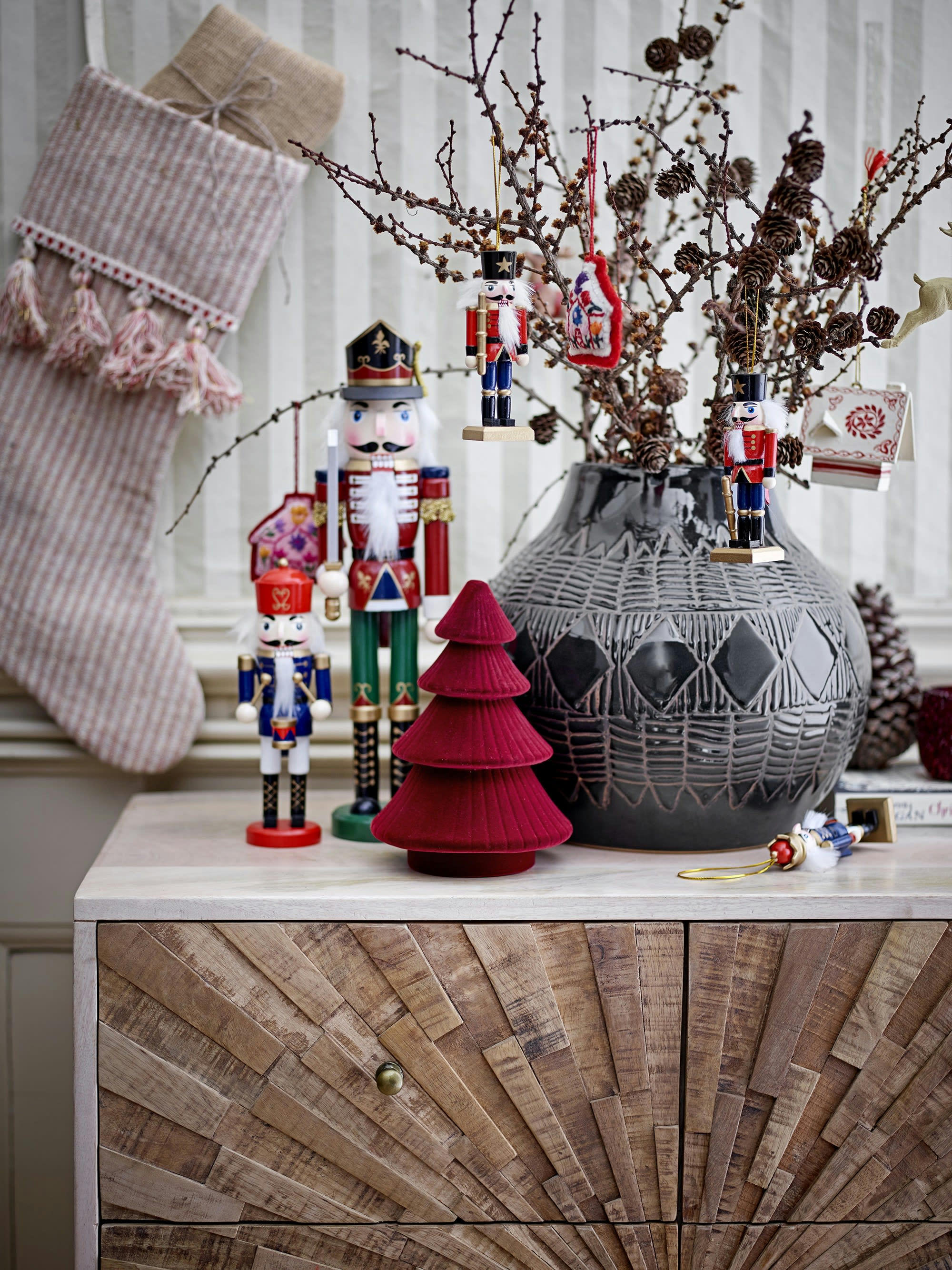 NIKITA - Lot de 6 ornements en bois de sapin coloré