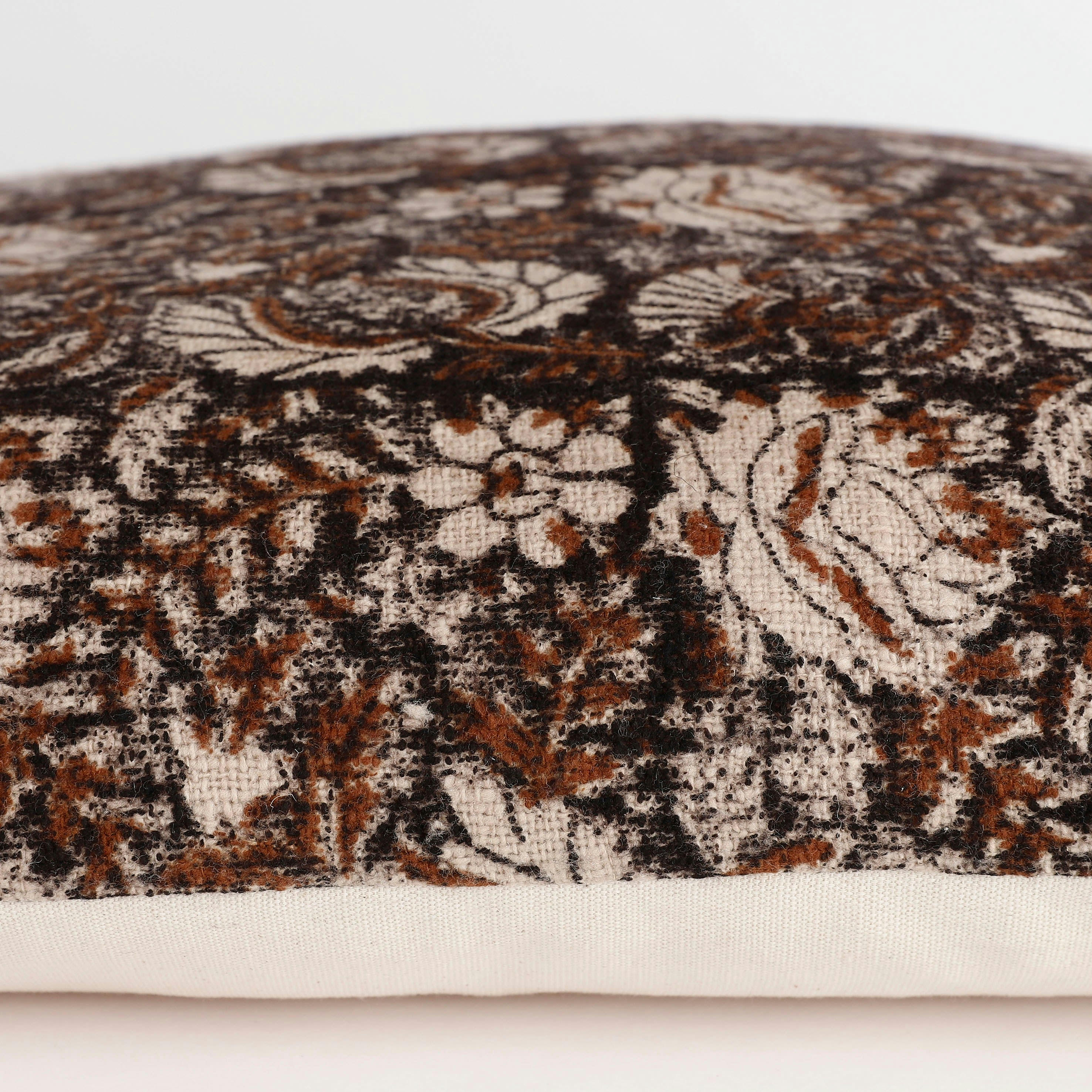 ARKANSAS - Coussin en coton marron foncé 50x50