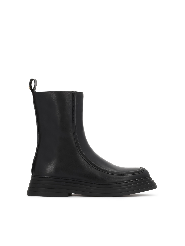 Flat leather boots with zipper