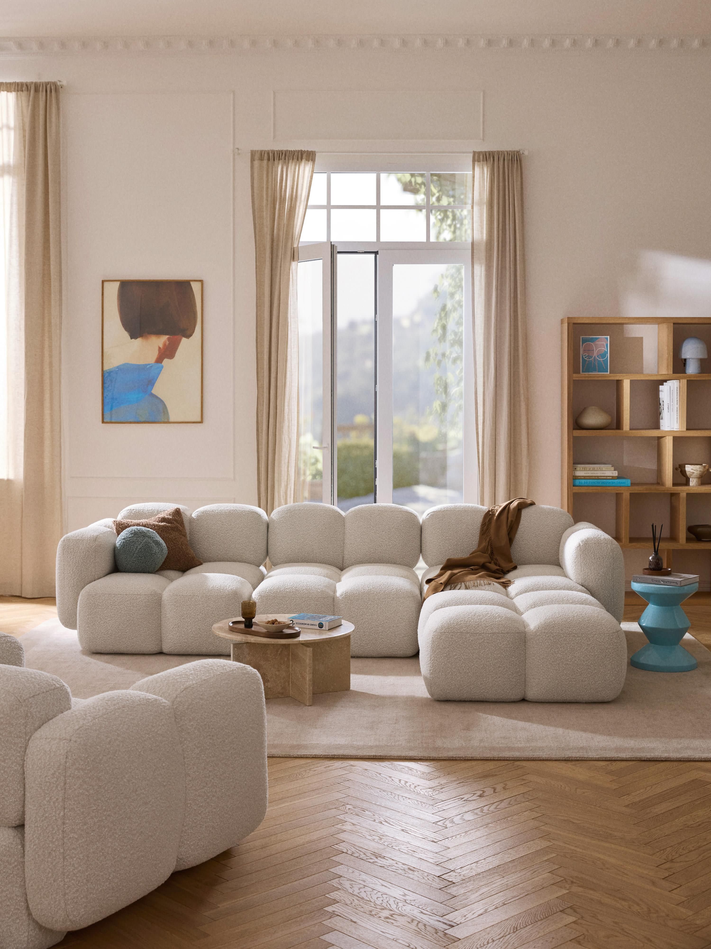 Modulares Sofa Tayla (4-Sitzer) aus Bouclé mit Hocker (links/rechts)