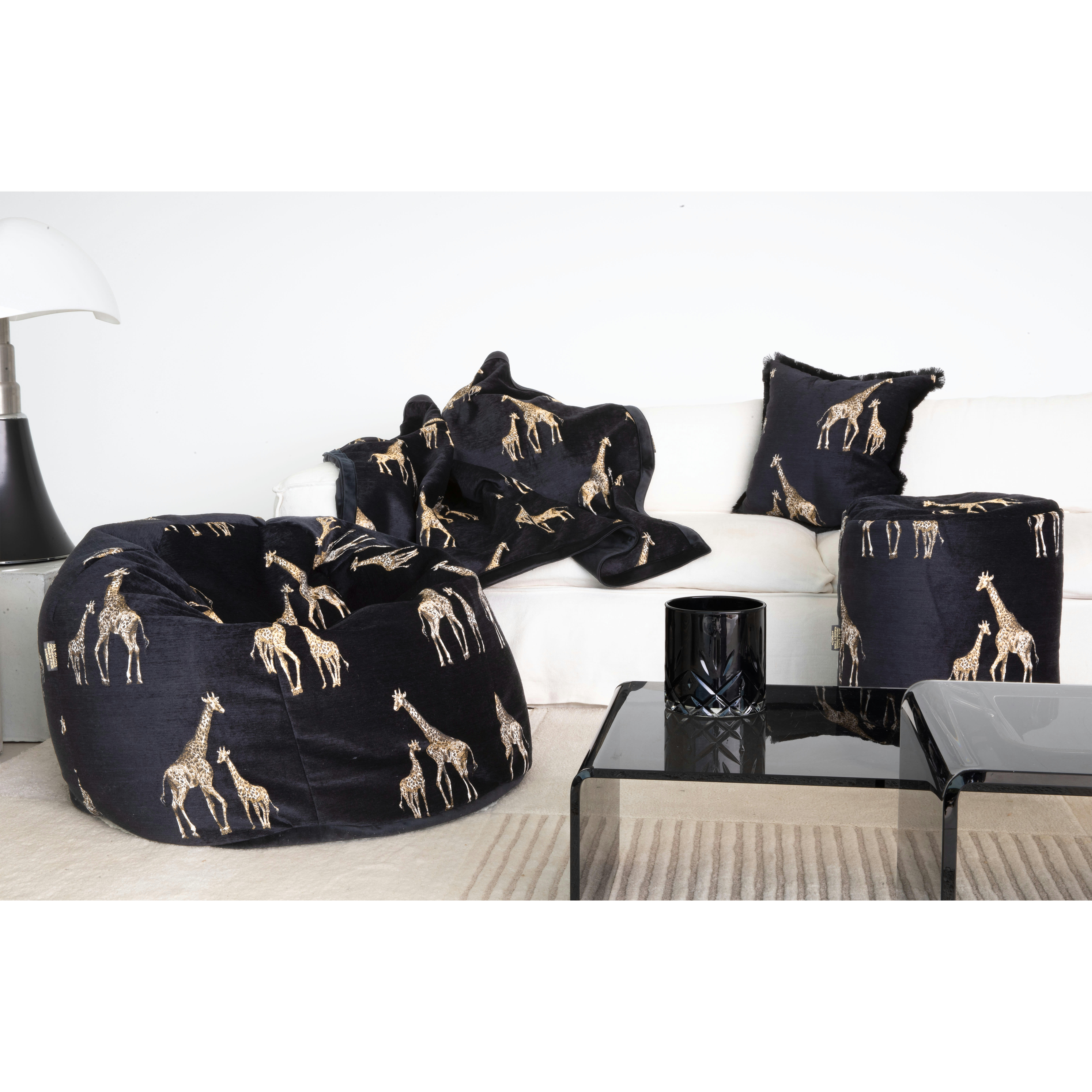 - Pouf en velours noir avec girafes brodées