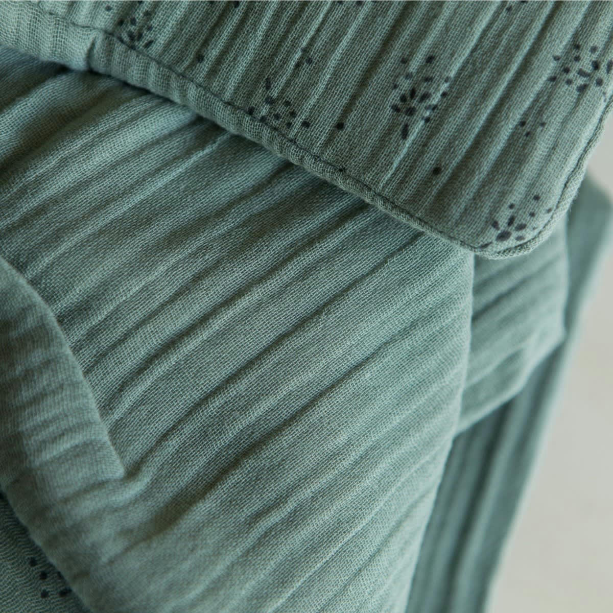 GREEN & KIDS - Couverture ouatinée en gaze de coton bio à motifs vert