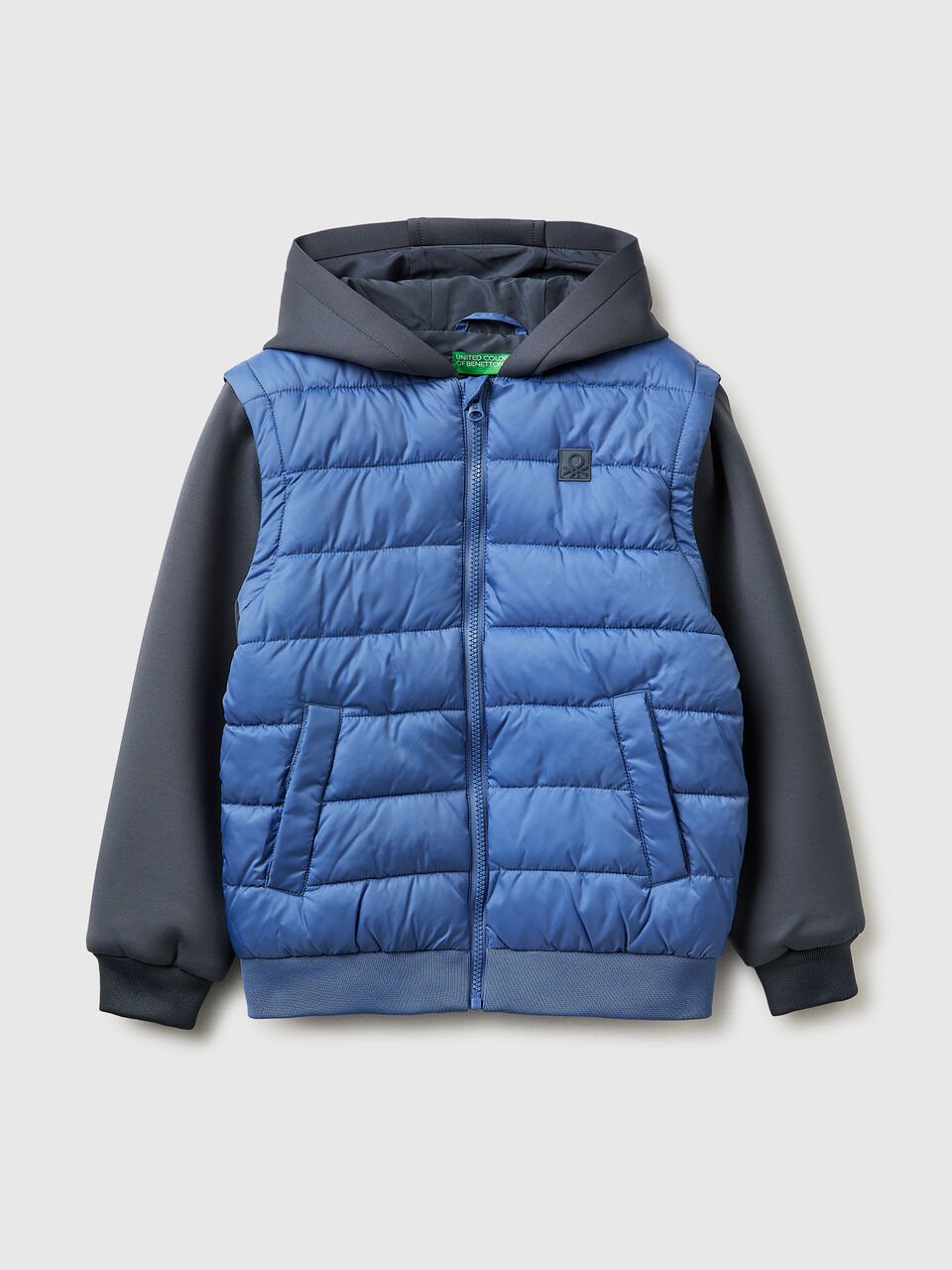 Jacket with detachable sleeves