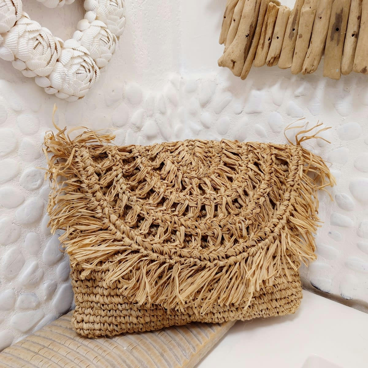 BONA - Pochette chic en raphia avec frange, beige
