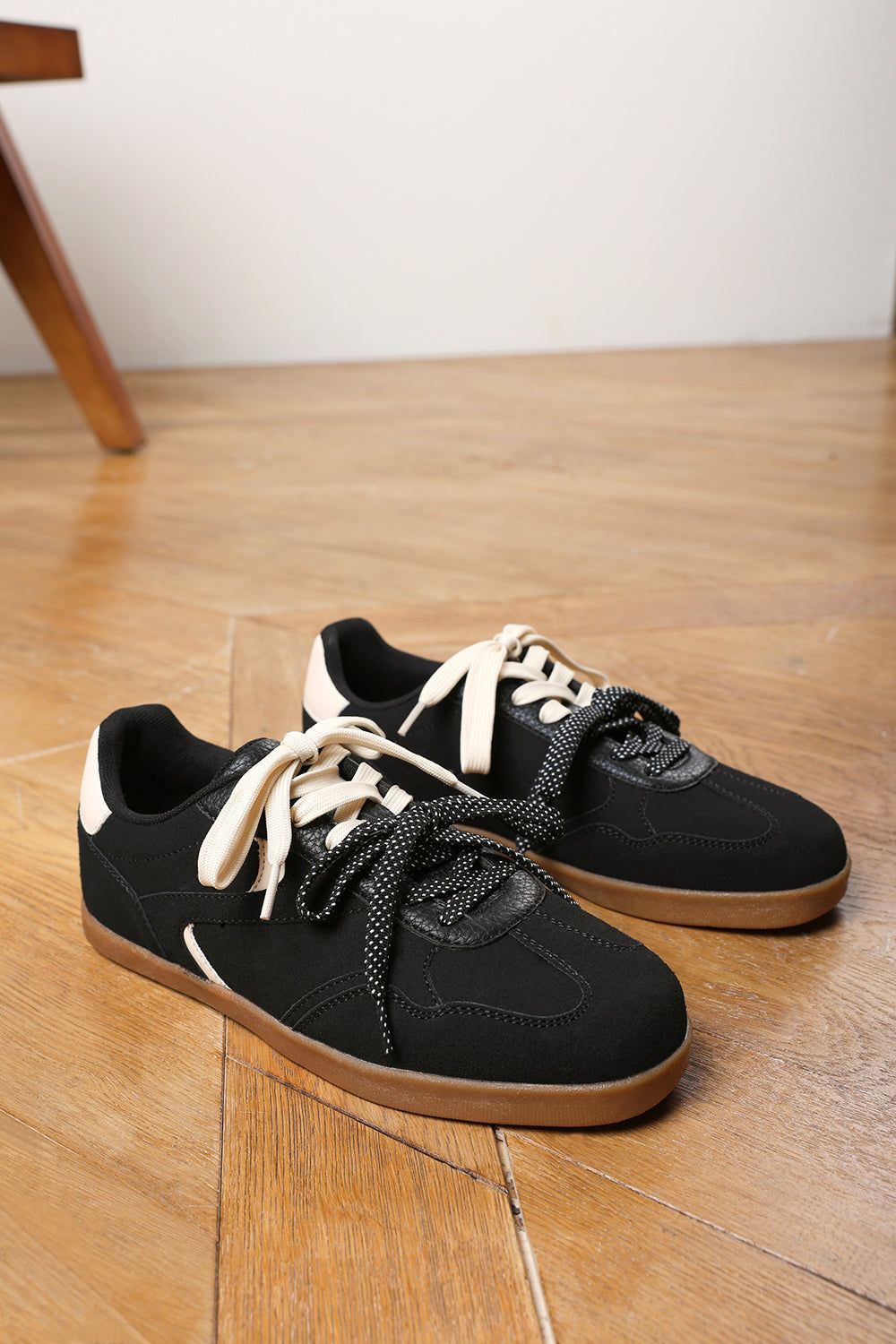 Where's That From Avenza' Contrast Stripes Detailed Low Trainers