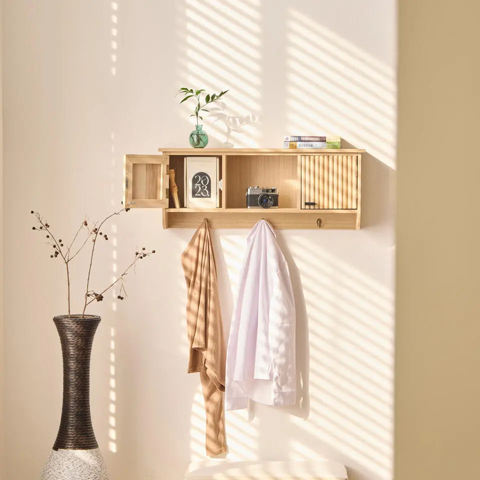 Wandkapstok van hout met 2 deuren