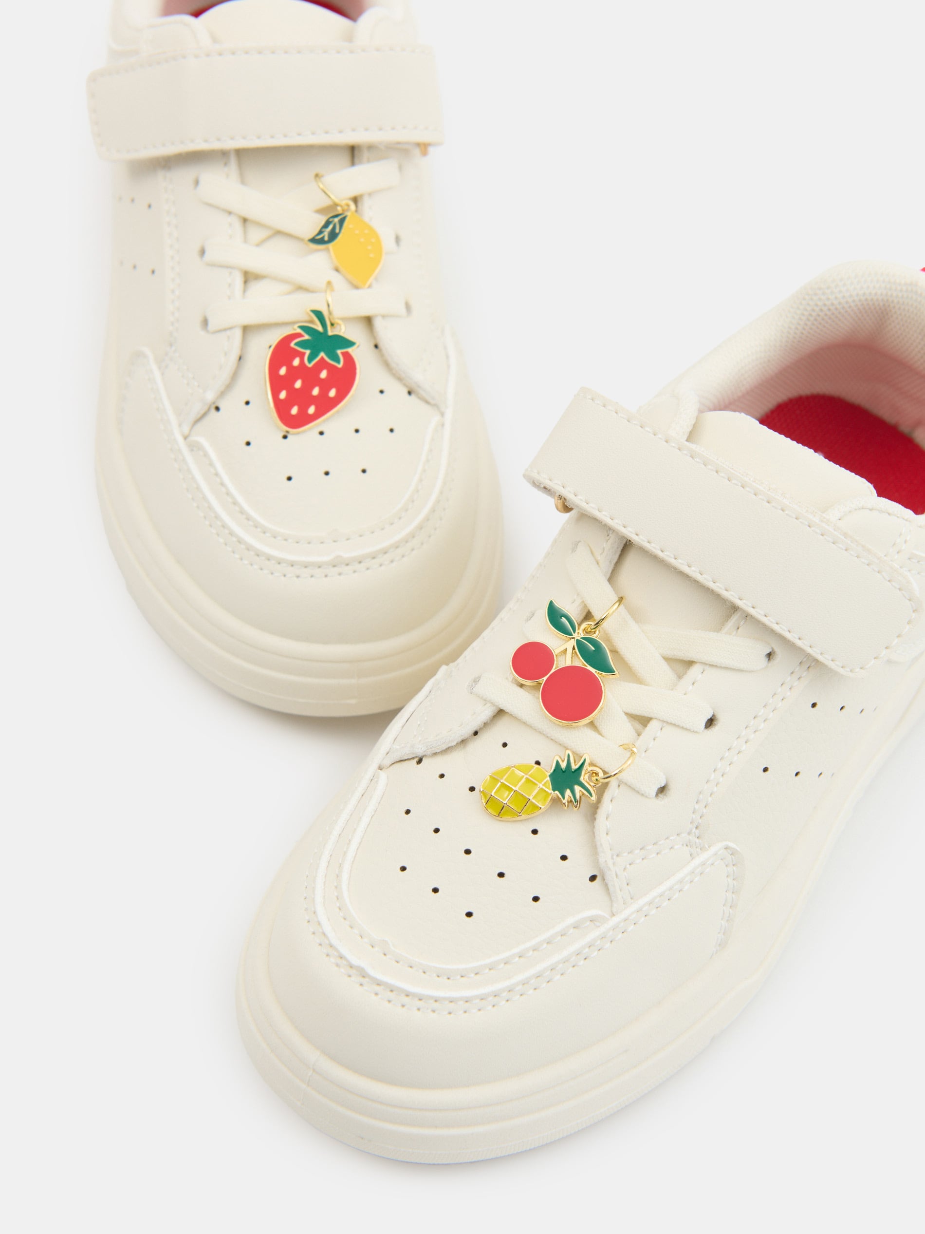 Sneakersy na rzep z owocowymi zawieszkami